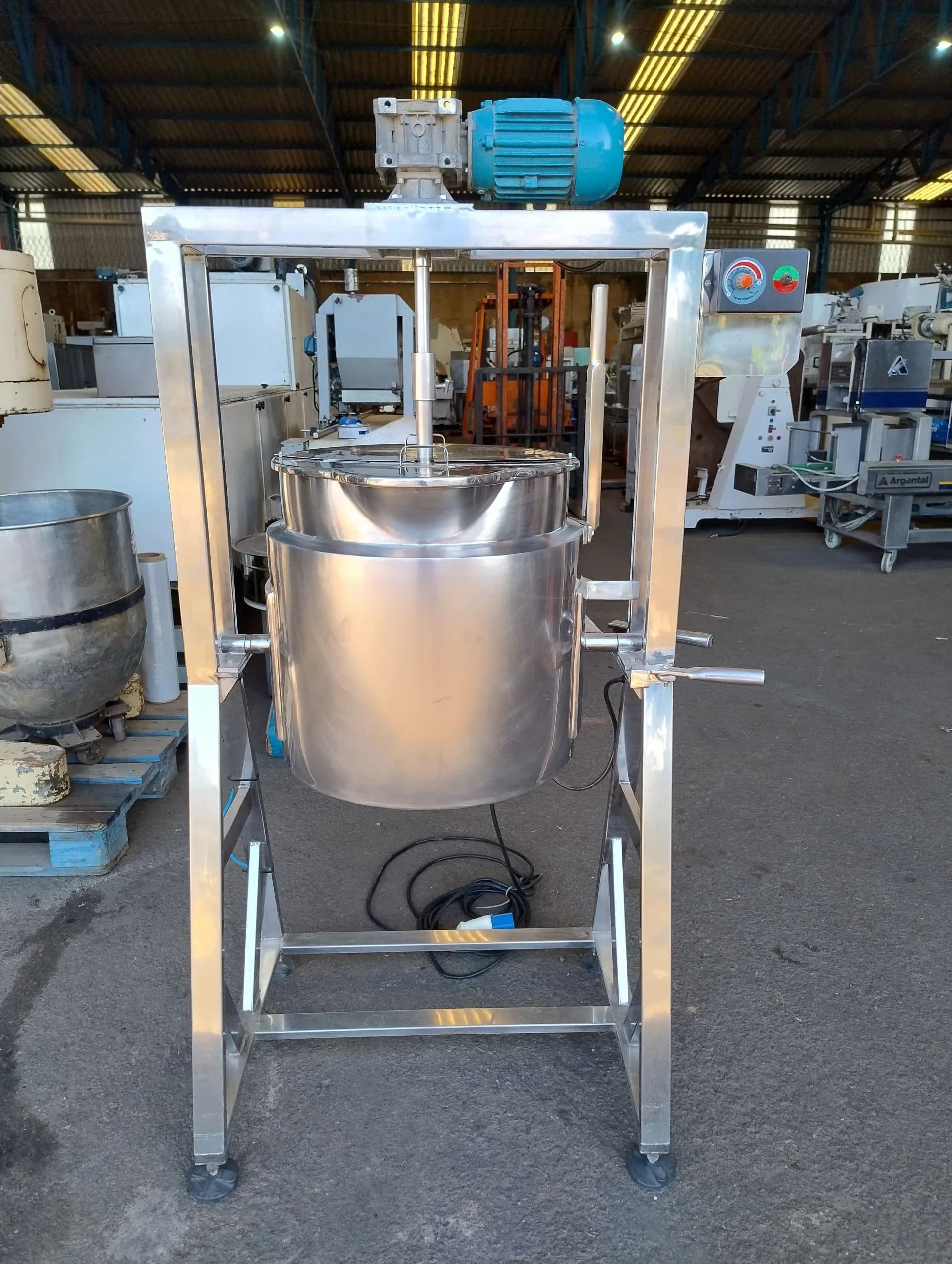 TACHO COZINHADOR ENCAMISADO EM AÇO INOX CAPACIDADE 50 LITROS