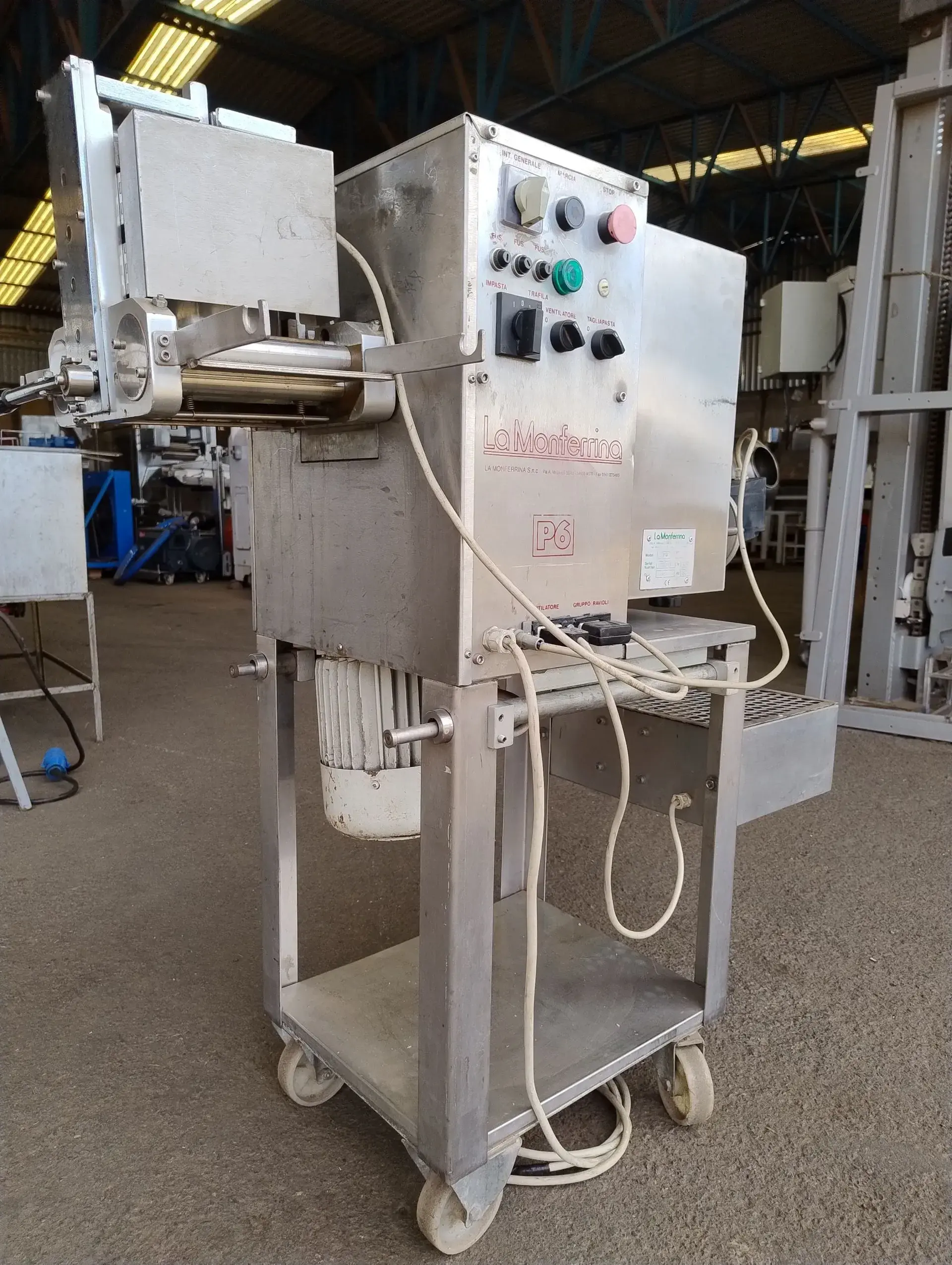 EXTRUSORA DE MASSAS MARCA LA MONFERRINA CAPACIDADE DE ATÉ 18 KG/ H