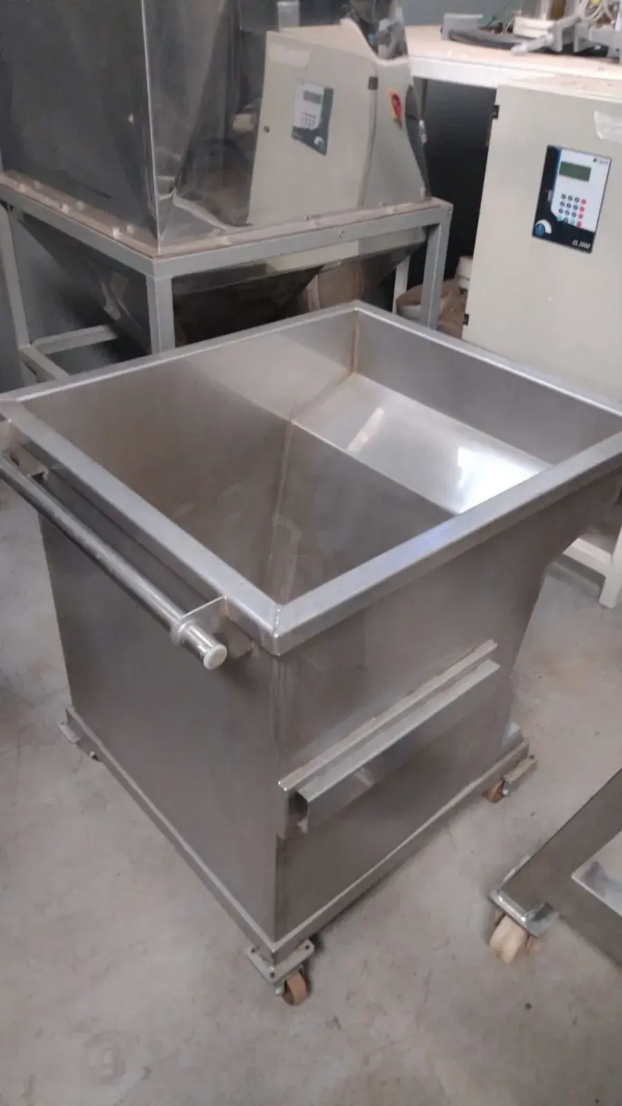 ELEVADOR COM CARRINHO EM AÇO INOX