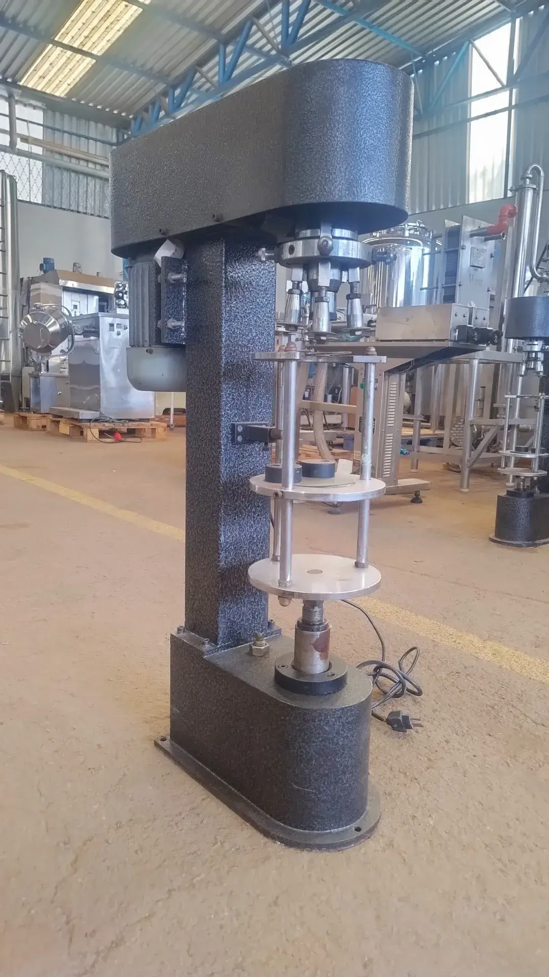 maquina-fechamento-rosqueadeira-tampas-aluminio-plastico-mod-dc-50