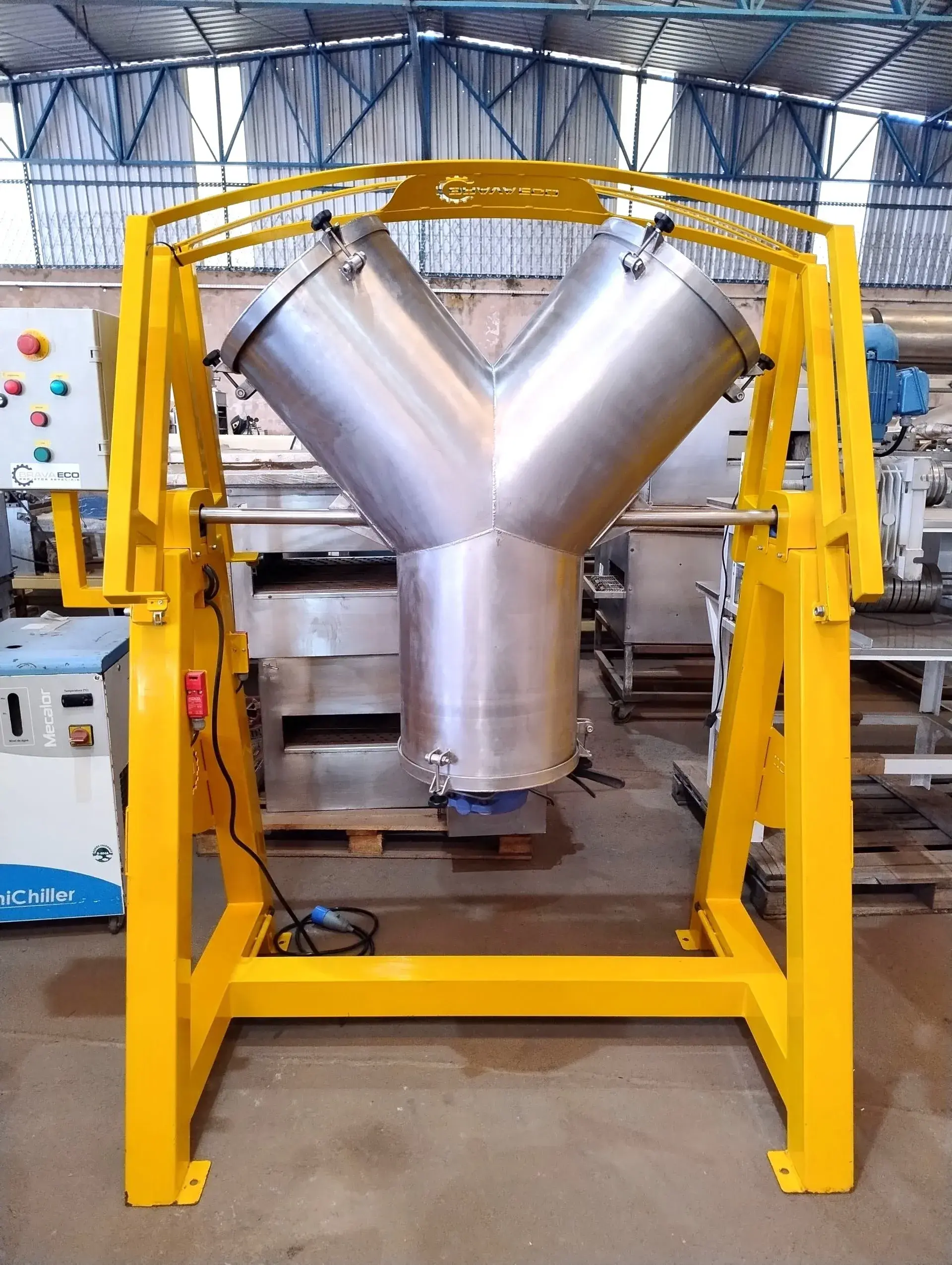 MISTURADOR EM Y CAPACIDADE 200 LITROS MARCA BRAVAECO
