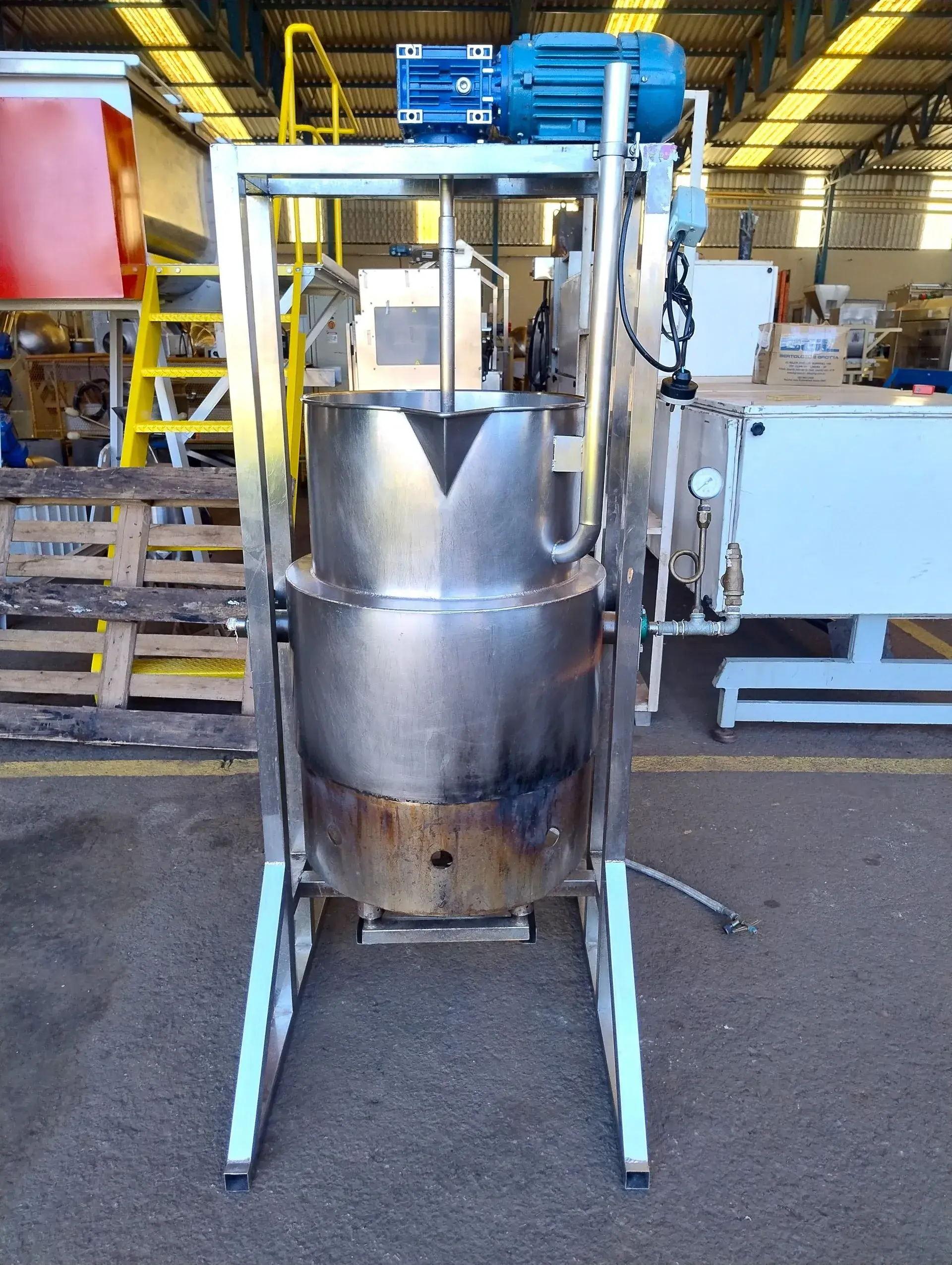 TACHO COZINHADOR ENCAMISADO A GÁS BASCULANTE CAPACIDADE 100 LITROS