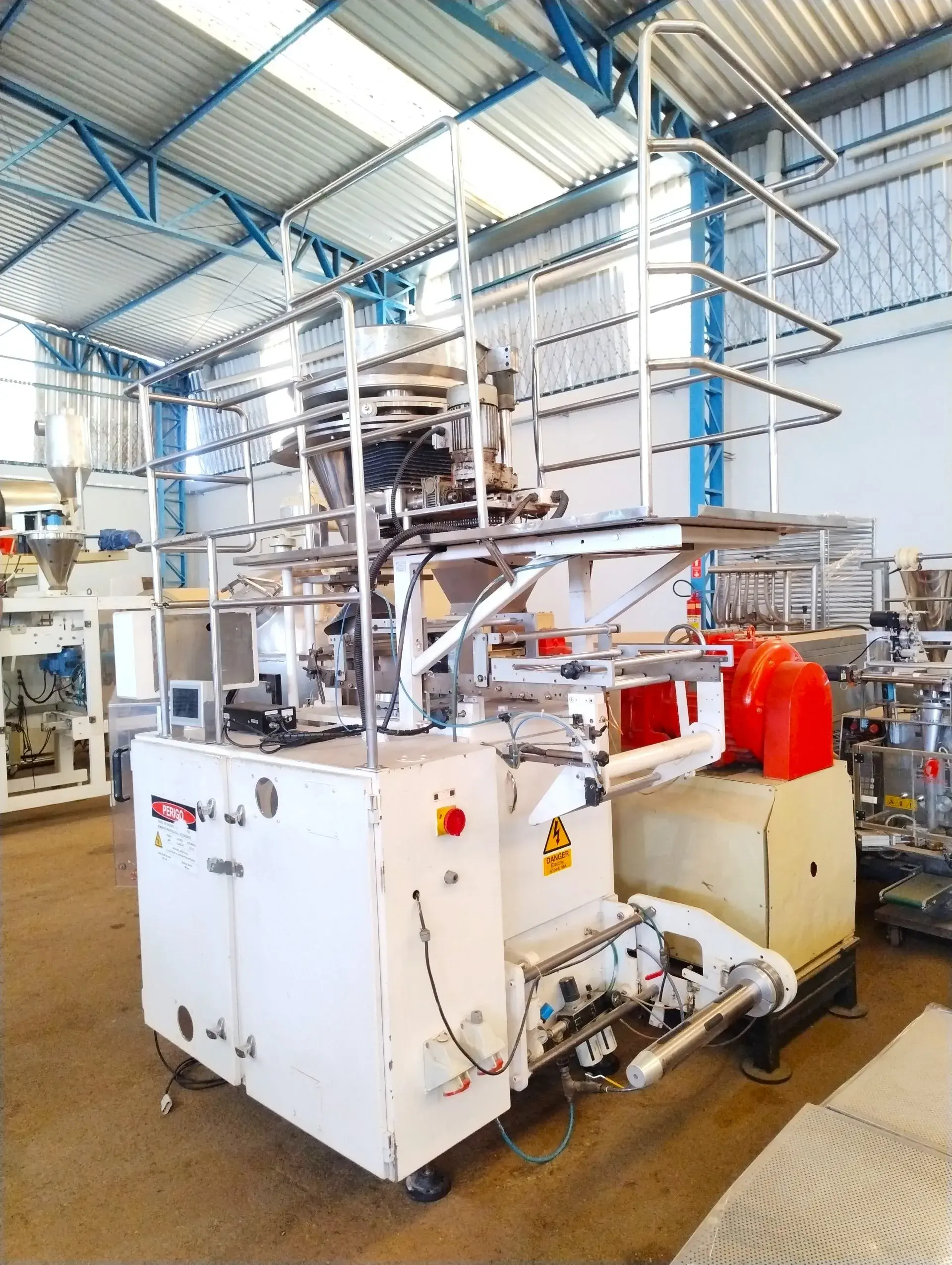 EMBALADORA EMPACOTADORA VOLUMÉTRICA VERTICAL EM AÇO INOX MARCA SANDIACRE