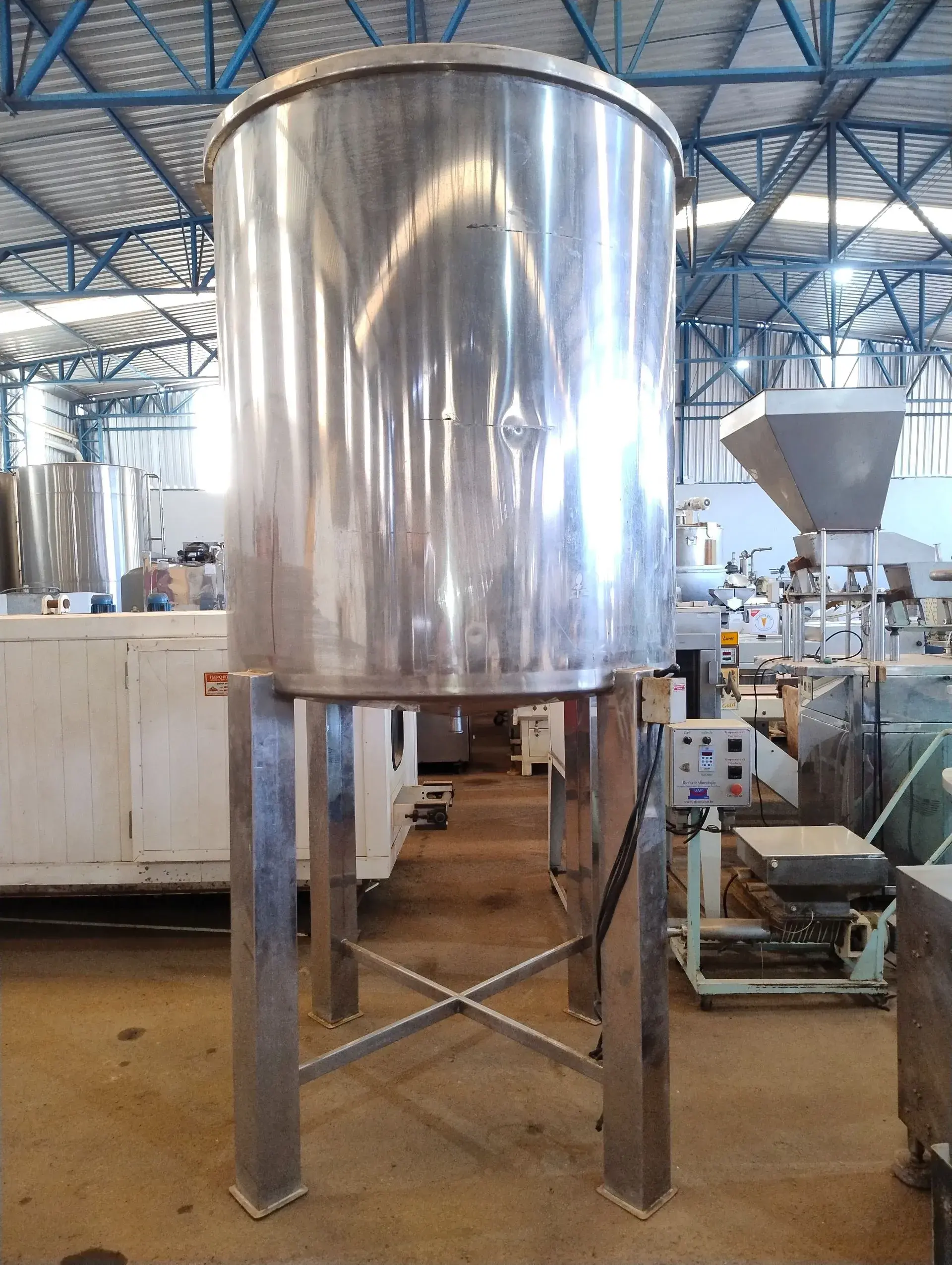 TANQUE EM AÇO INOX COM AGITADOR CAPACIDADE 2600 LITROS