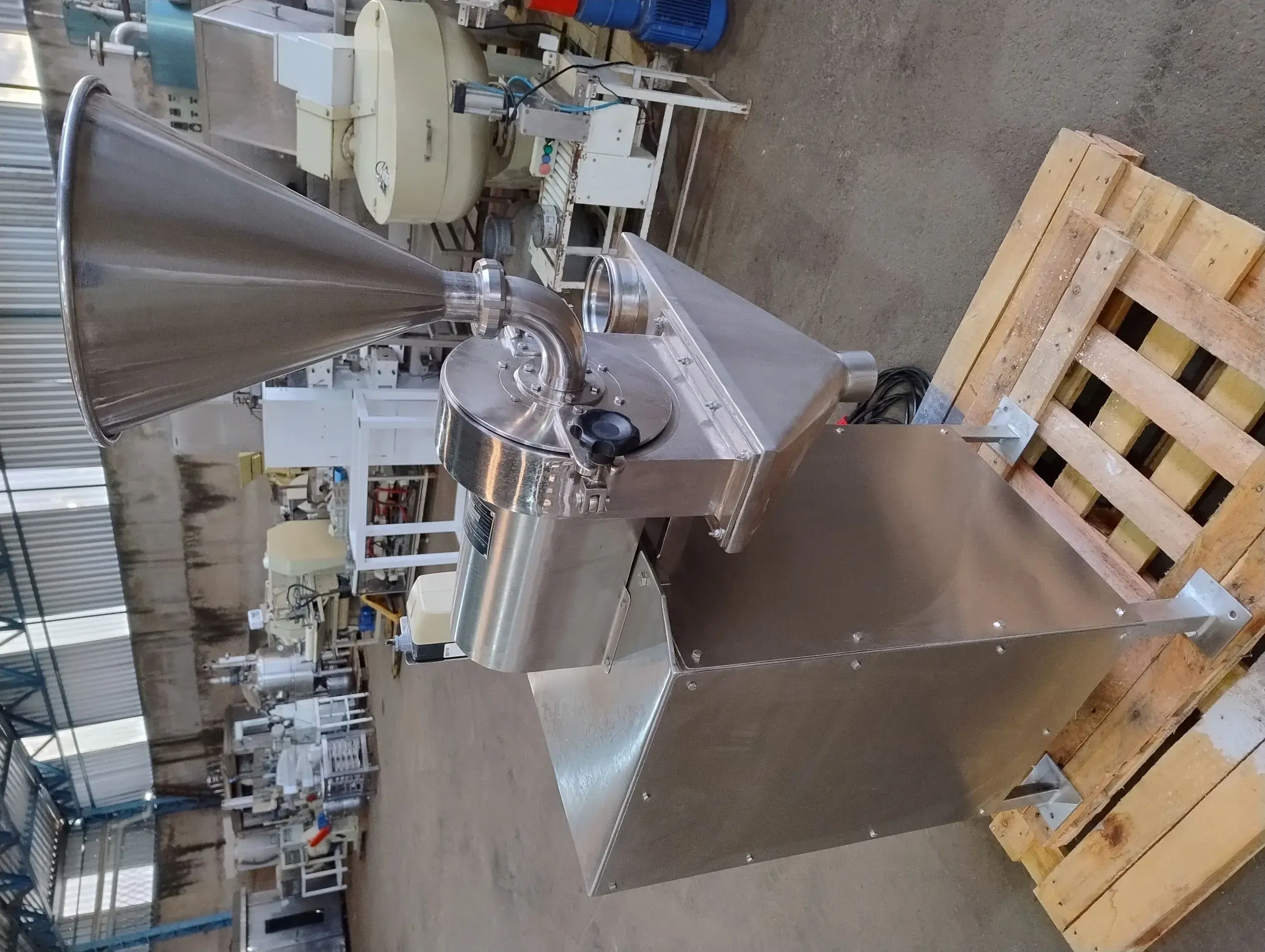 MOINHO UNIVERSAL EM AÇO INOX CAPACIDADE DE 100 A 200 KG/ HORA MARCA INCAL