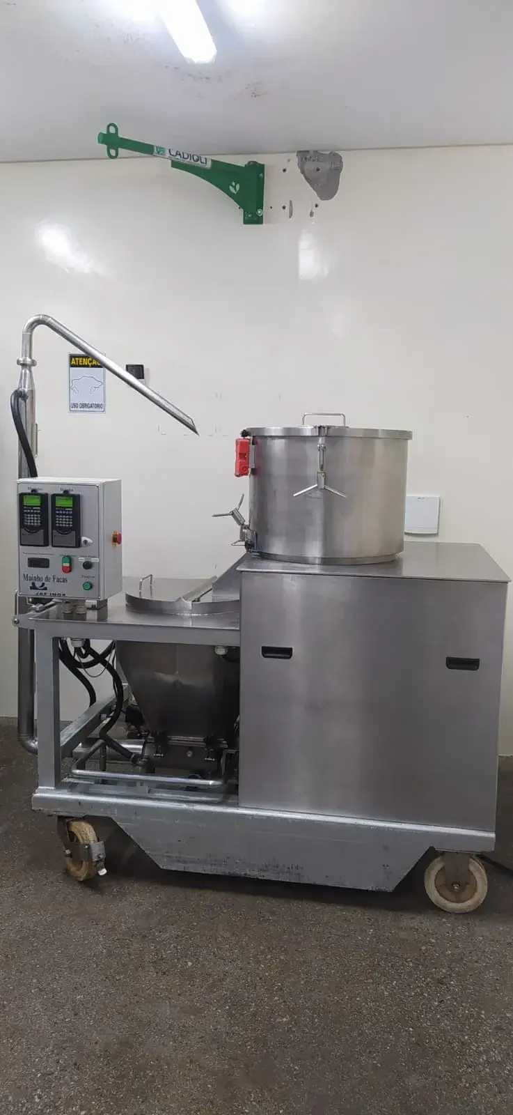 CONJUNTO COMPOSTO POR MOINHO REFINADOR DE FACAS / MOINHO REFINADOR DE 5 ROLOS / CONCHA HOMOGENEIZADORA ENCAMISADA / TANQUE PULMÃO CAPACIDADE 90 KG MARCA JAF INOX 