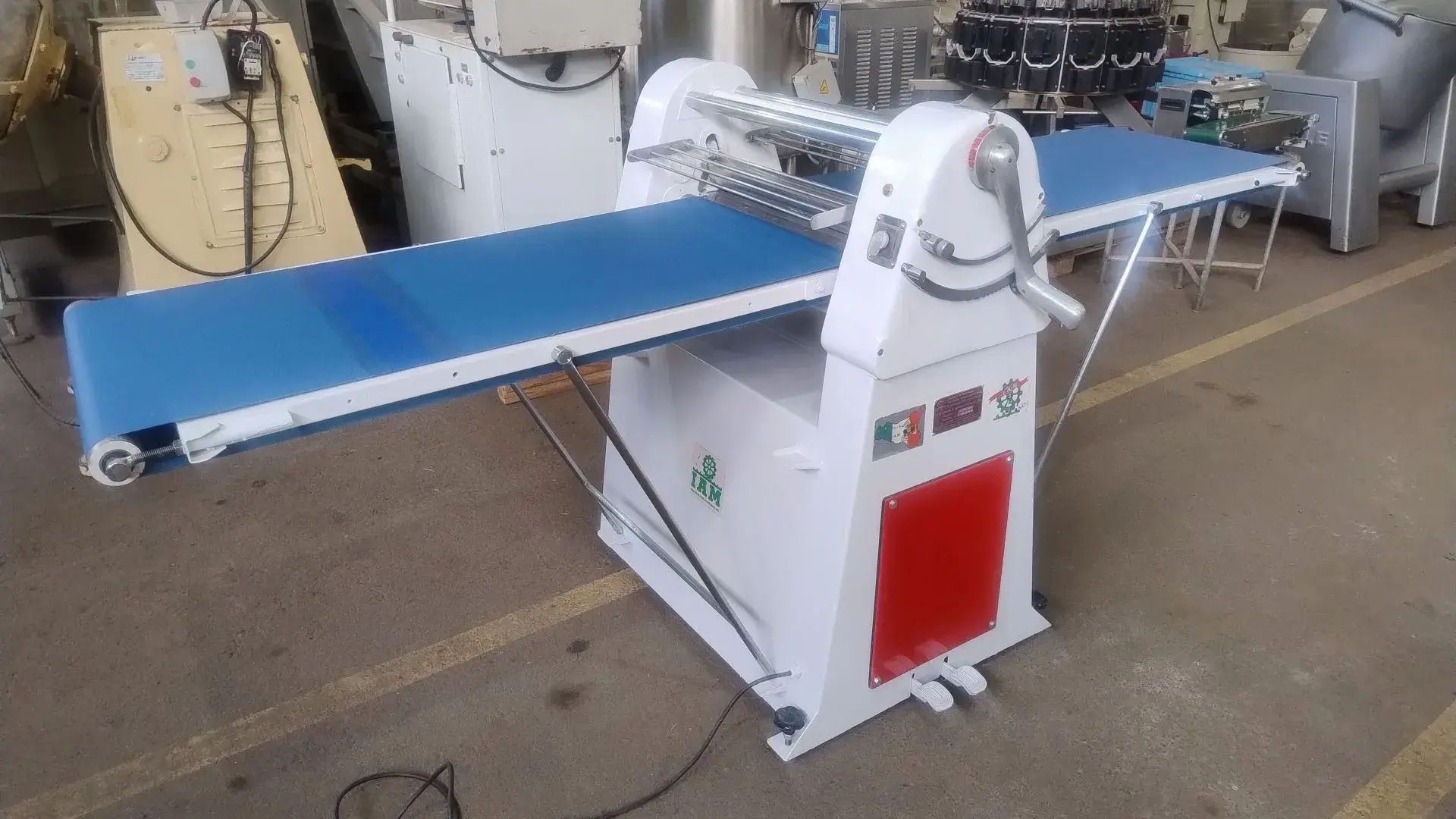 LAMINADORA DE MASSAS MARCA IAM LARGURA 600 MM