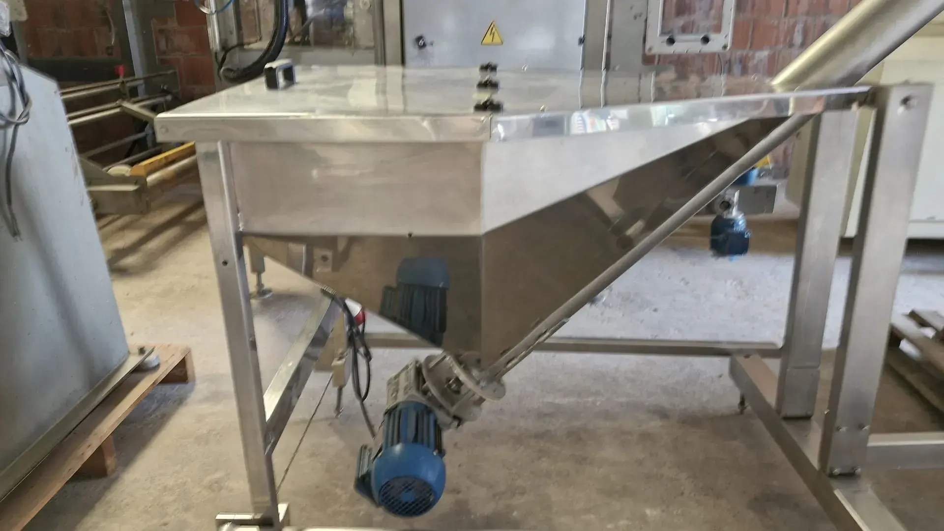 ROSCA TRANSPORTADORA HELICOIDAL INCLINADA COM SILO EM AÇO INOX