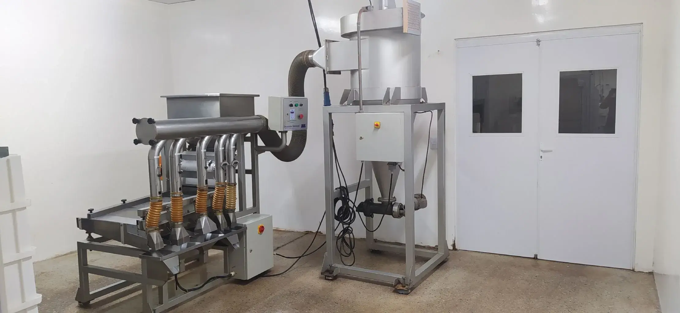 CONJUNTO DESCASCADOR DE AMÊNDOAS DE CACAU E MOINHO MARTELO MARCA JAF INOX