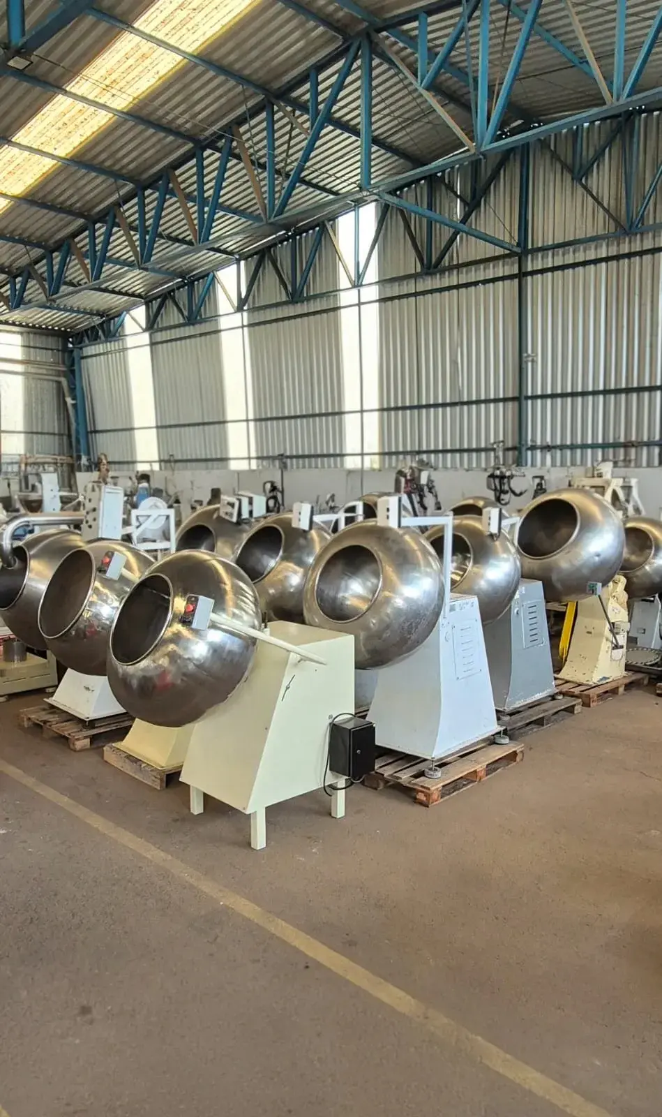 LOTE DE DEZ DRAGEADEIRAS EM AÇO INOX COM CAPACIDADES ENTRE 150 E 350 LITROS