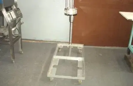 EMULSOR DE SORVETE COM SUPORTE EM AÇO INOX.
