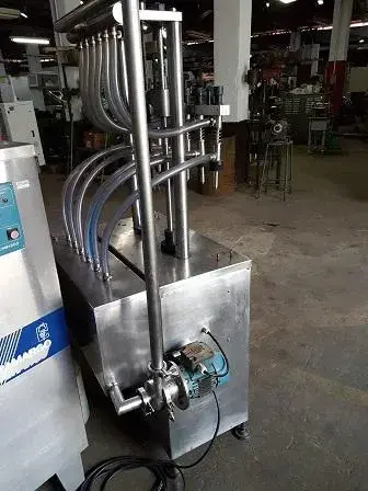 ENVASADORA LINEAR DE LÍQUIDOS E SEMI-VISCOSOS MARCA ZOLIMAQ
