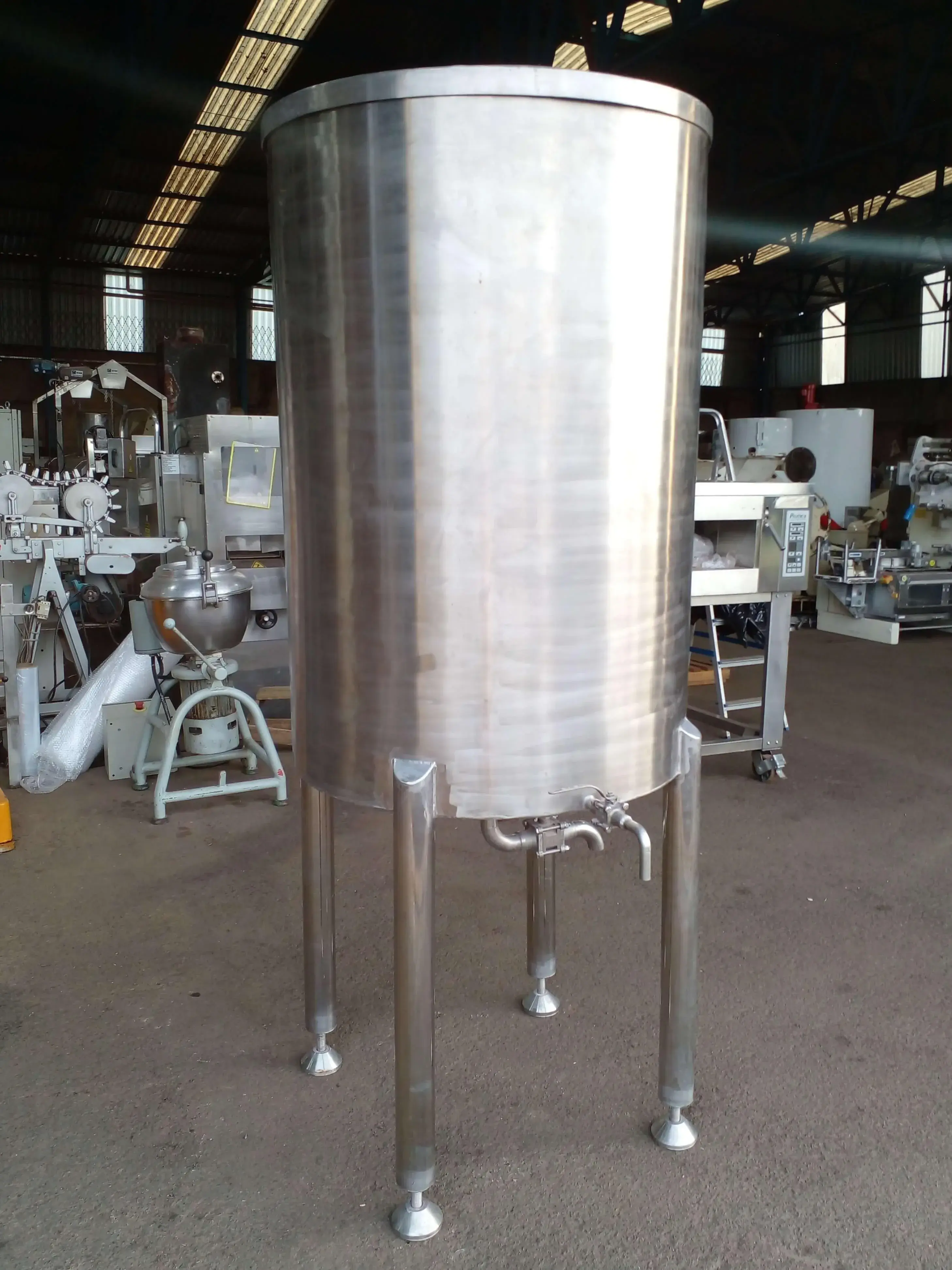 TANQUE DE ARMAZENAMENTO EM AÇO INOX CAPACIDADE 850 LITROS