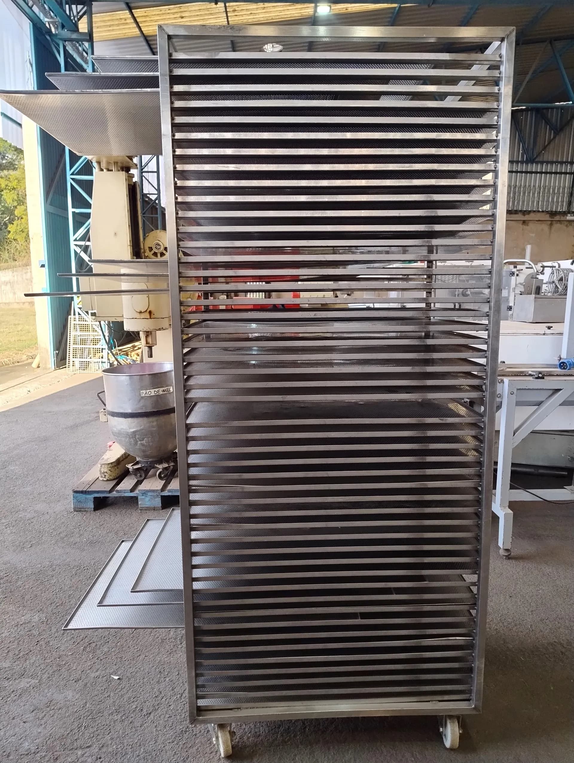 CARRINHO ABERTO PARA TRANSPORTE RESFRIAMENTO E DESCANSO DE ALIMENTOS EM AÇO INOX COM RODÍZIOS