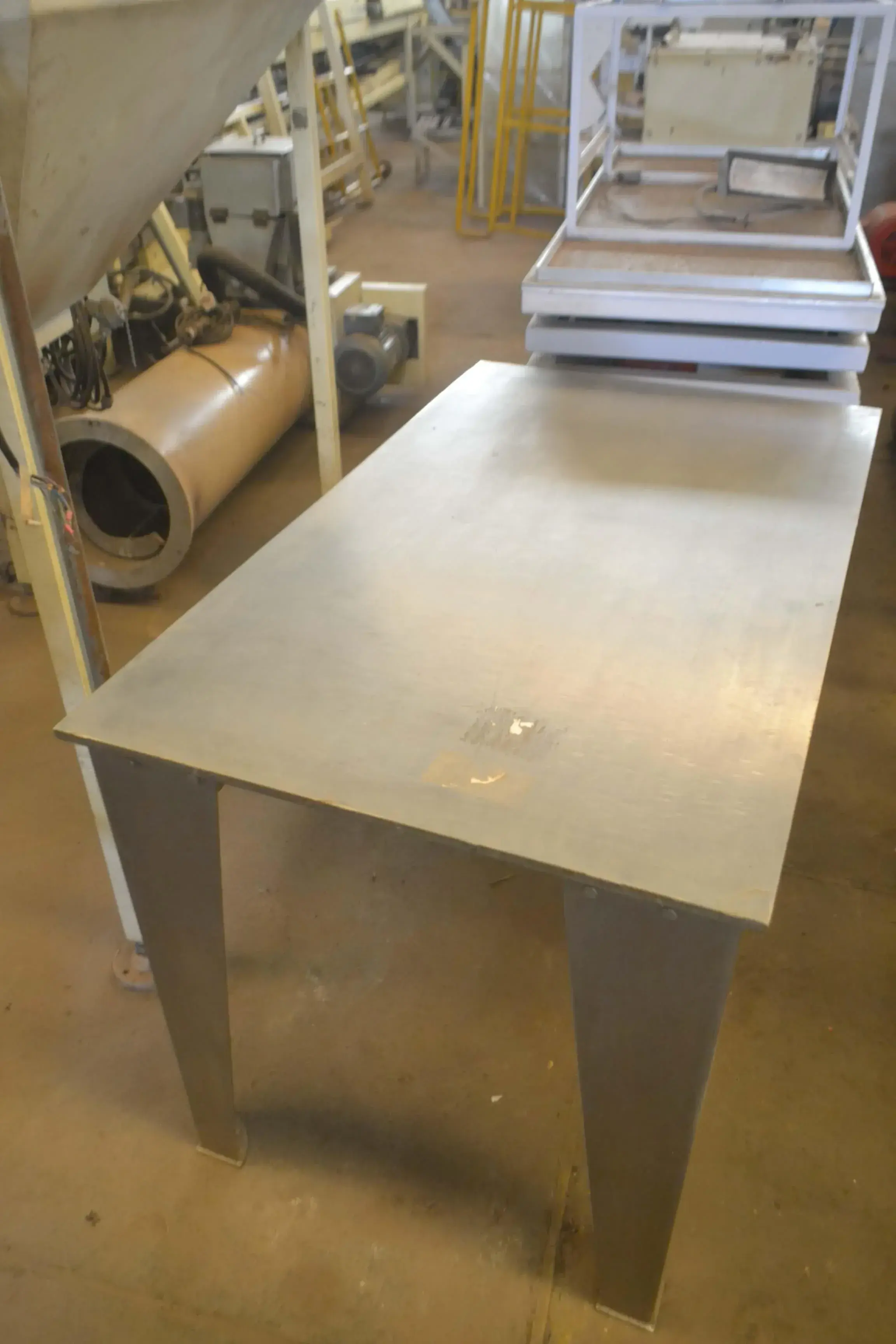 MESA DE RESFRIAMENTO EM AÇO INOX 1.20 M X 700 MM