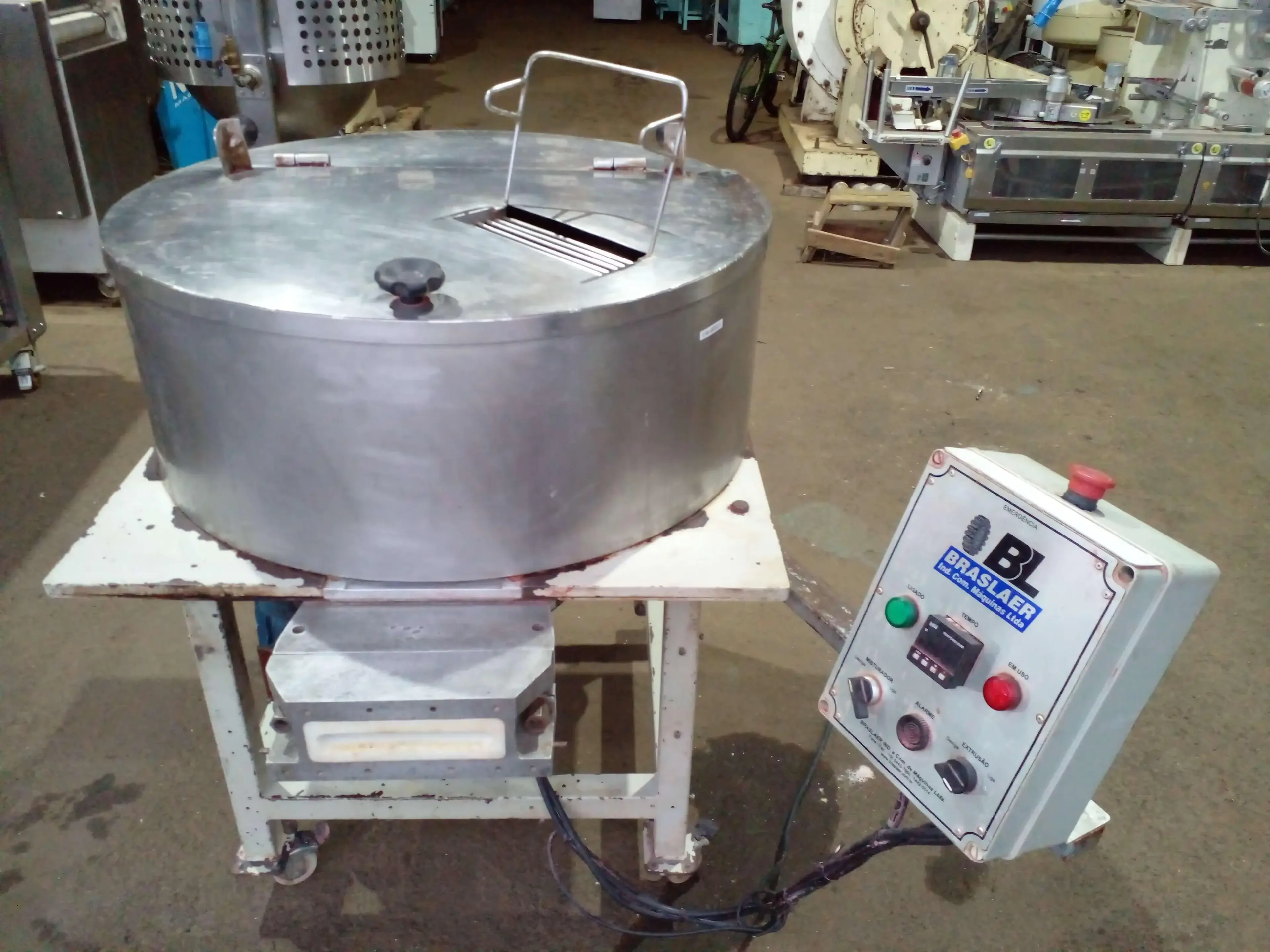 COMPACTADEIRA COM MASSEIRA CONTÍNUA CAPACIDADE 150 KG/H MARCA BRASLAER