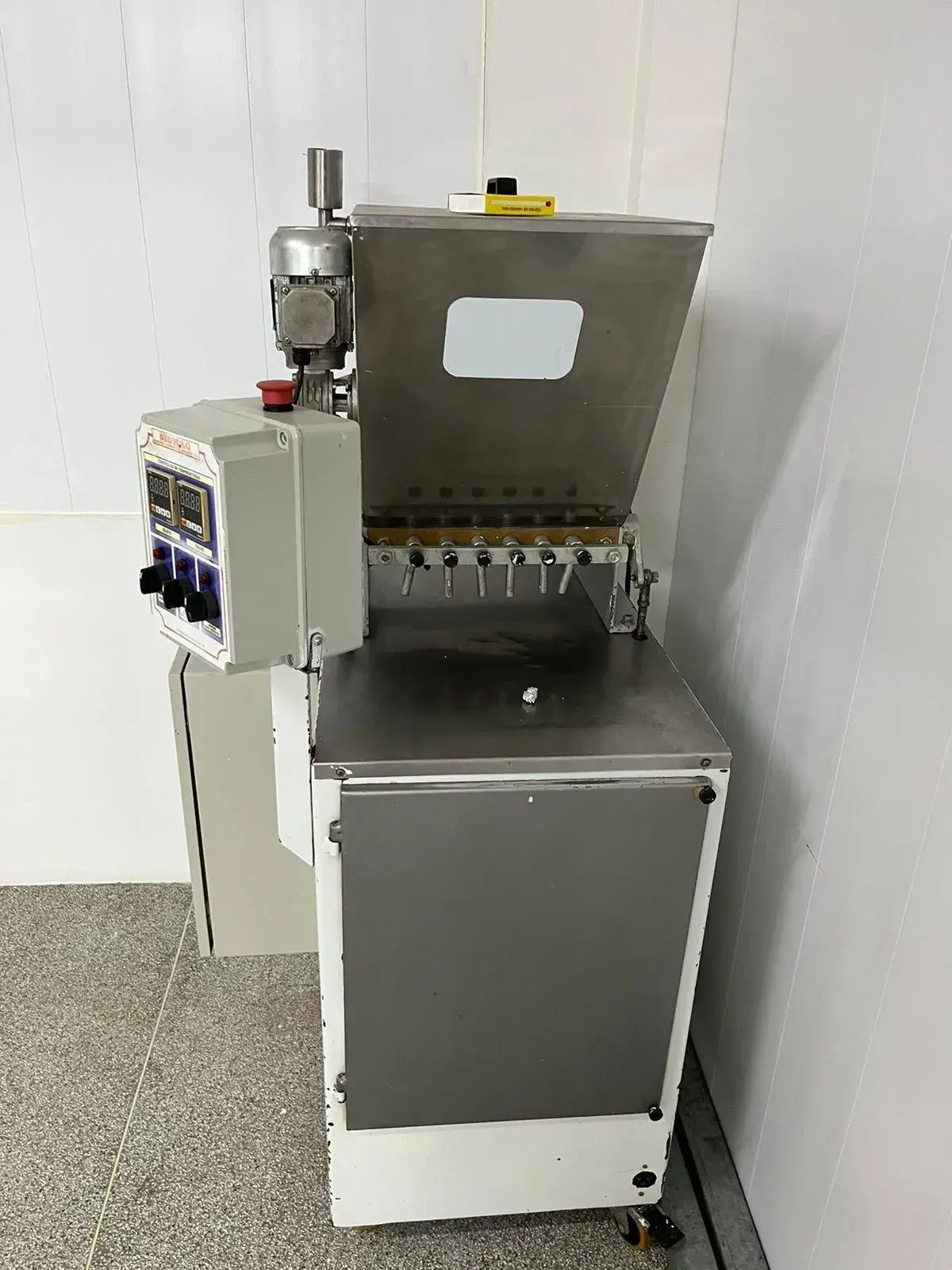 DOSADORA PARA CHOCOLATE SEMI-AUTOMÁTICA COM 6 BICOS MARCA SIDMAQ