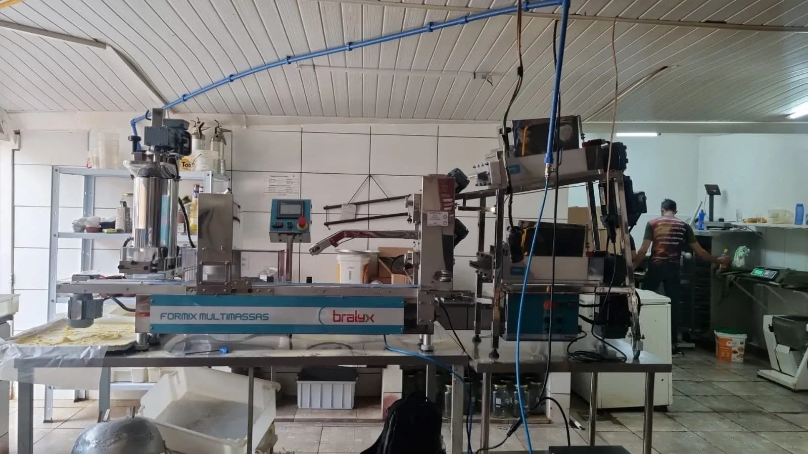 Formadora Modeladora e Recheadora Automática com Alimentador Extrusora Contínua Bralyx Formix Multimassas para Produtos Laminados