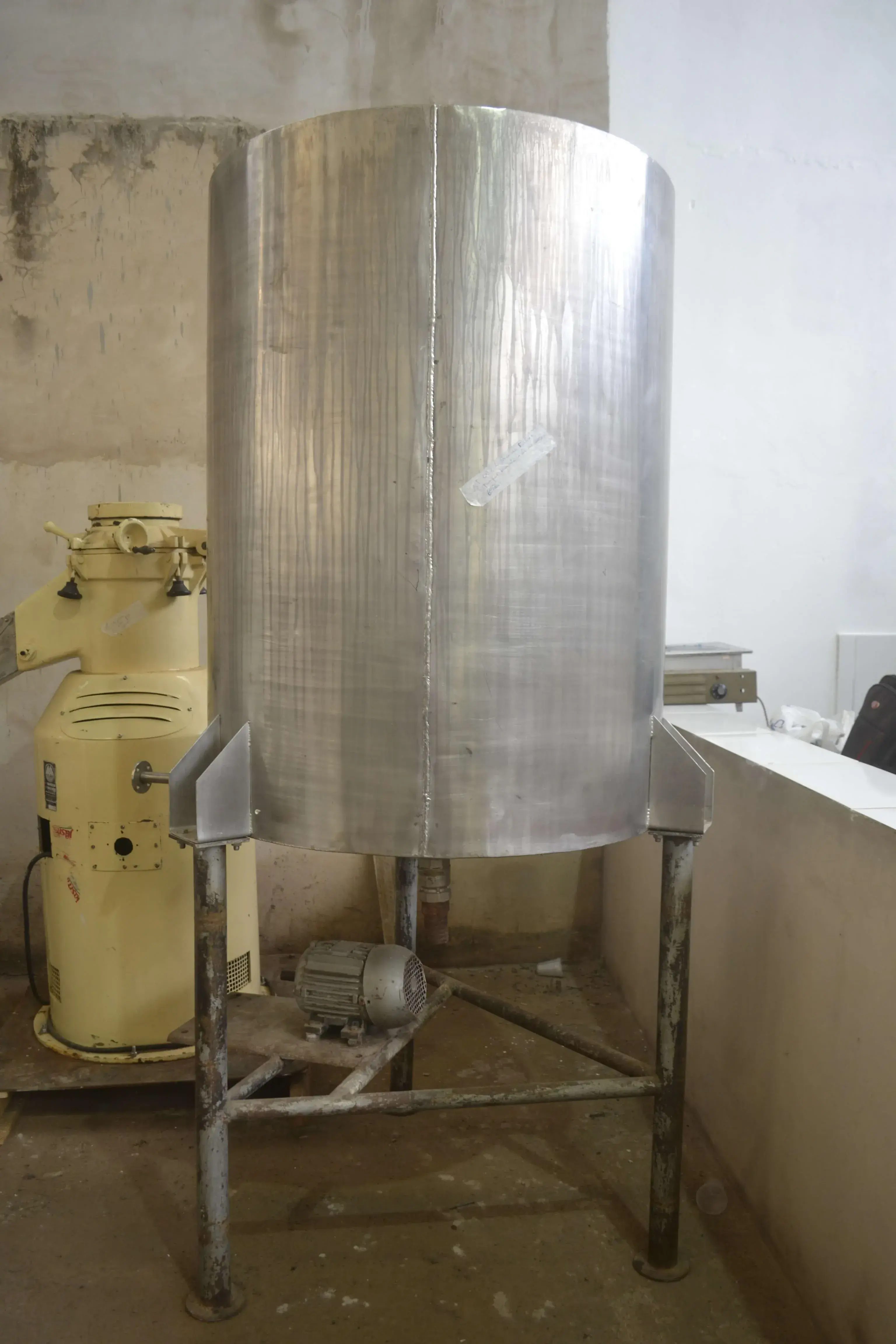 TANQUE RESERVATÓRIO ENCAMISADO EM AÇO INOX CAPACIDADE 900 LITROS