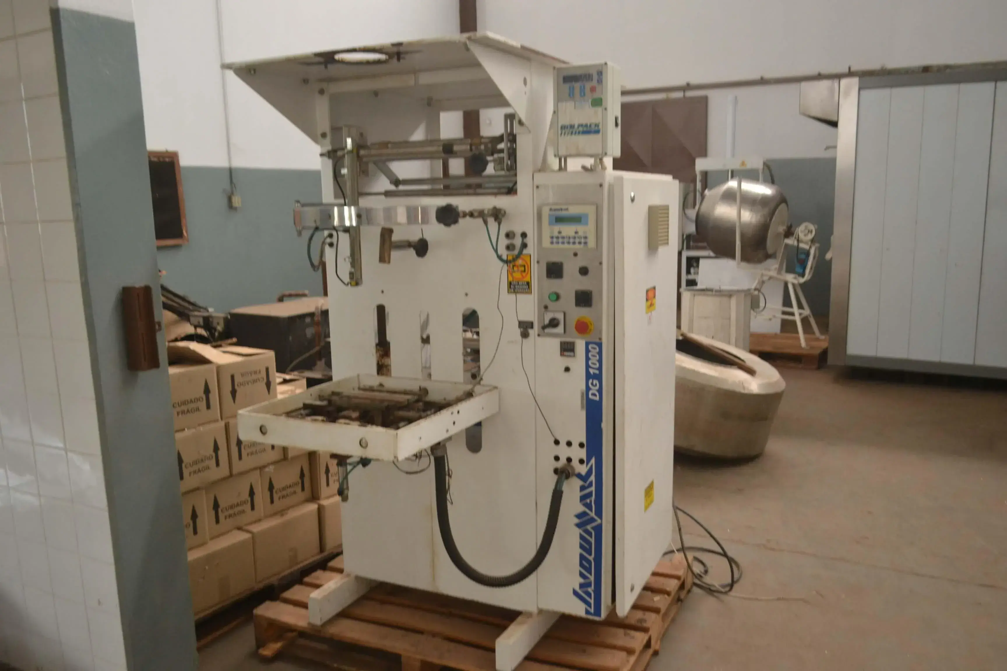 EMPACOTADORA MARCA INDUMAK MODELO DG 1000 COM DOSADOR GOLPACK 5000