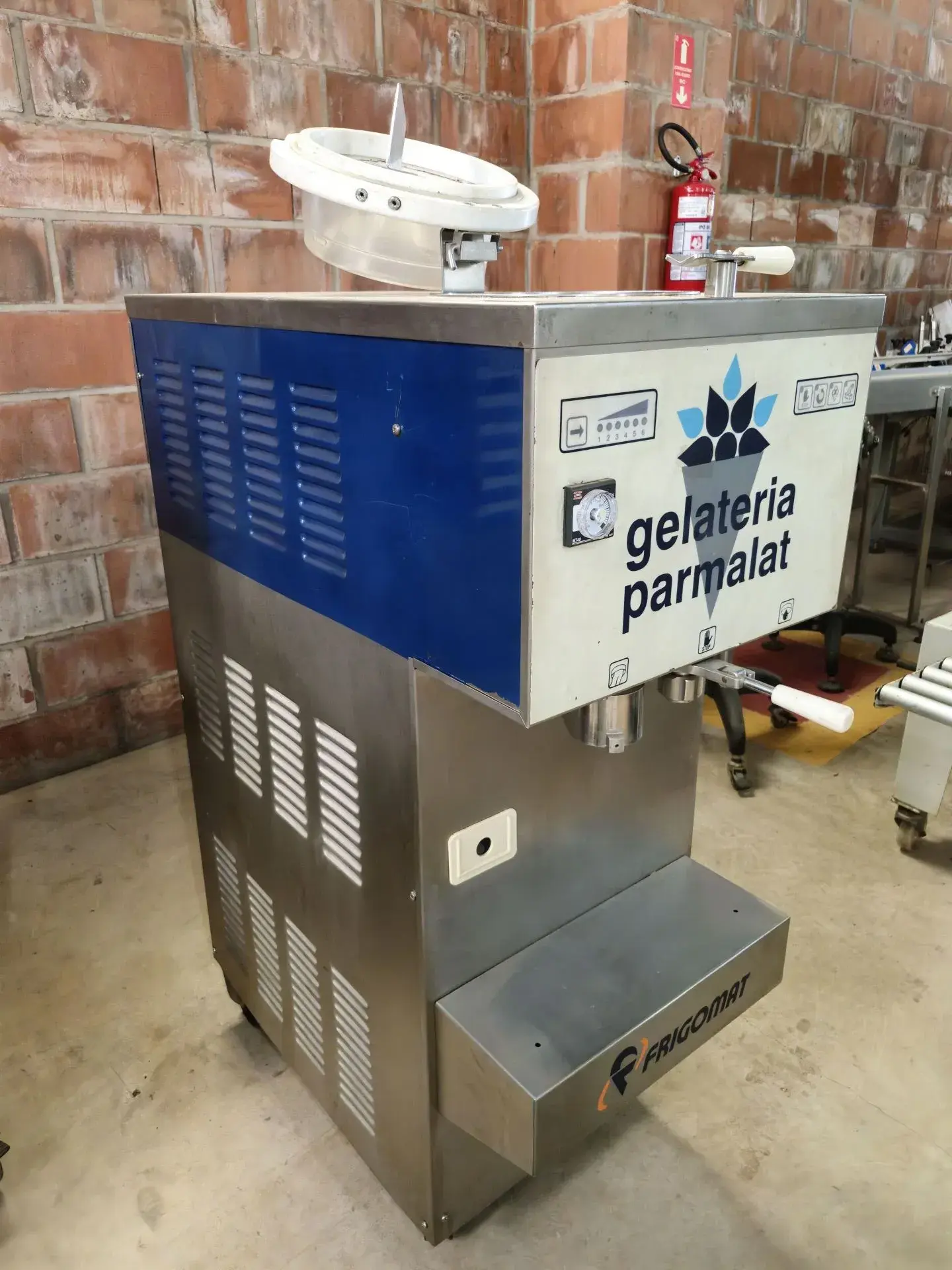 produtora-vertical-de-sorvete-gelato-italiano-marca-frigomat-capacidade-de-80-a-100-litros