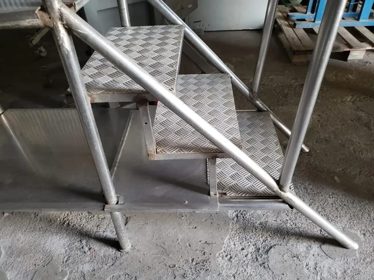 ESCADA PLATAFORMA EM AÇO INOX