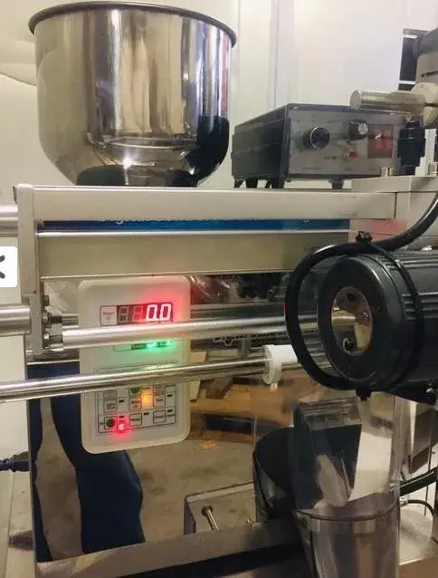 EMBALADORA AUTOMÁTICA VERTICAL PARA SÓLIDOS