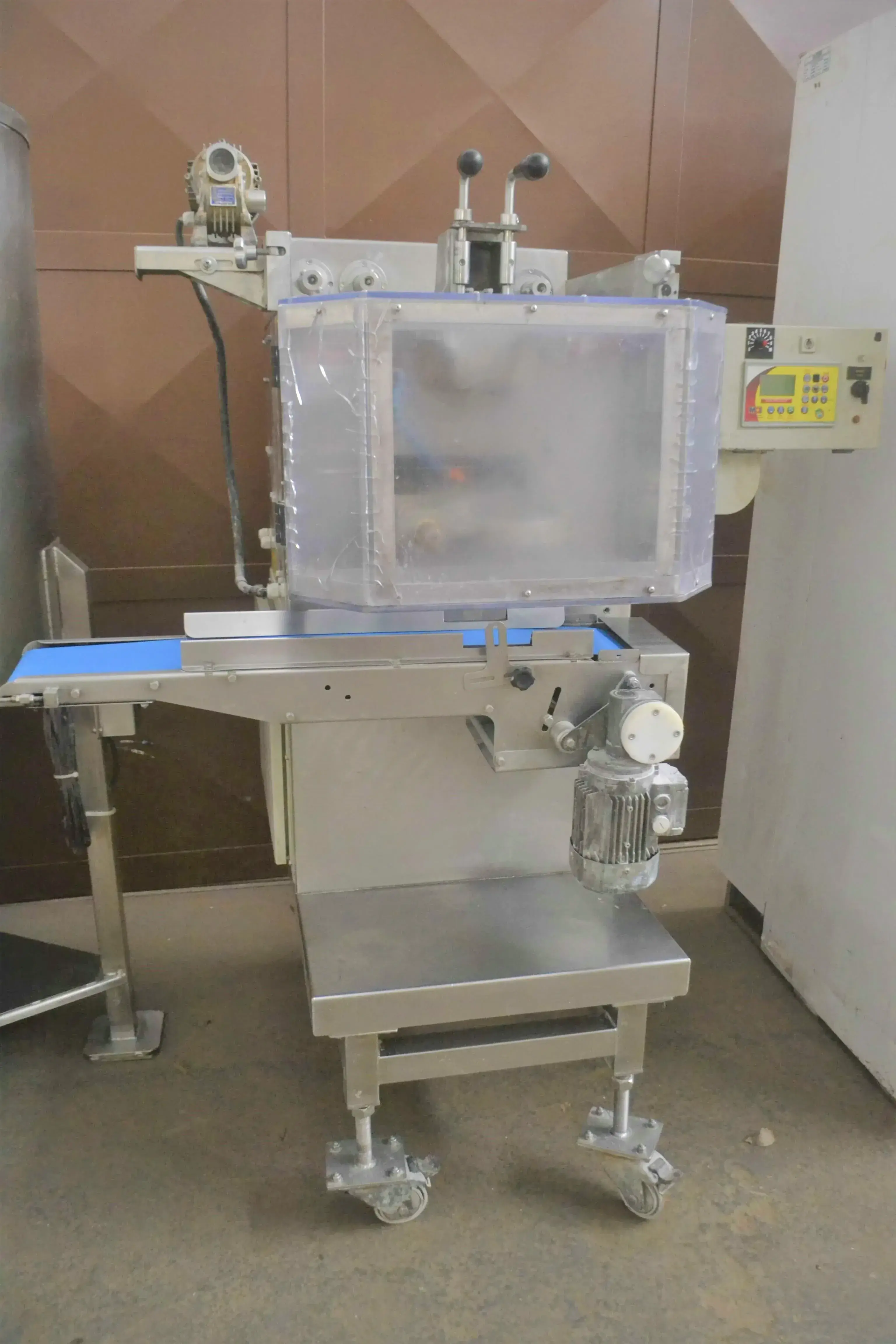 PRODUTORA DE SALGADOS CAPACIDADE 300 KG/HORA MARCA MCI