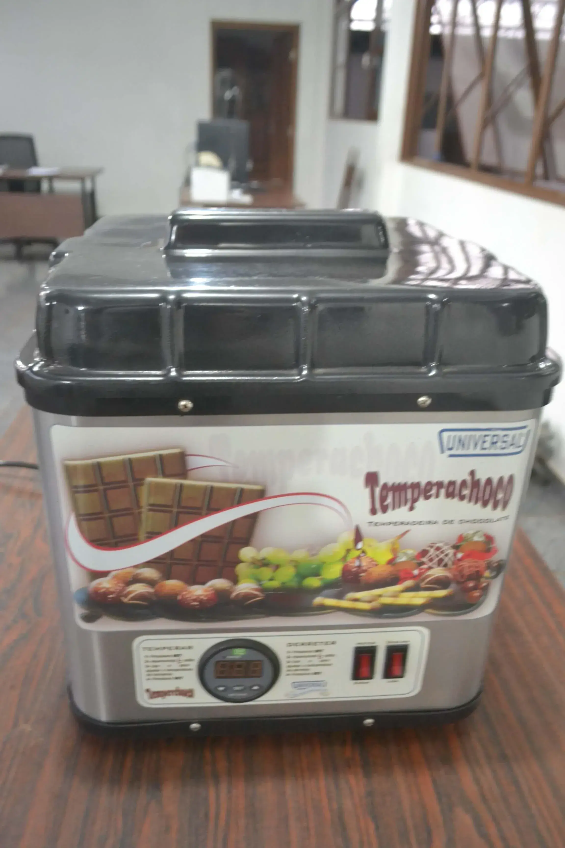 TEMPERADEIRA DE CHOCOLATES CAPACIDADE 2 KG MARCA UNIVERSAL