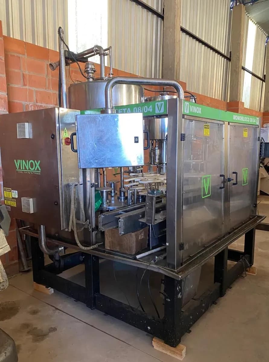 envasadora-com-tampadora-rotativa-bombonas-galoes-de-1-a-5-litros-marca-vinox-zegla