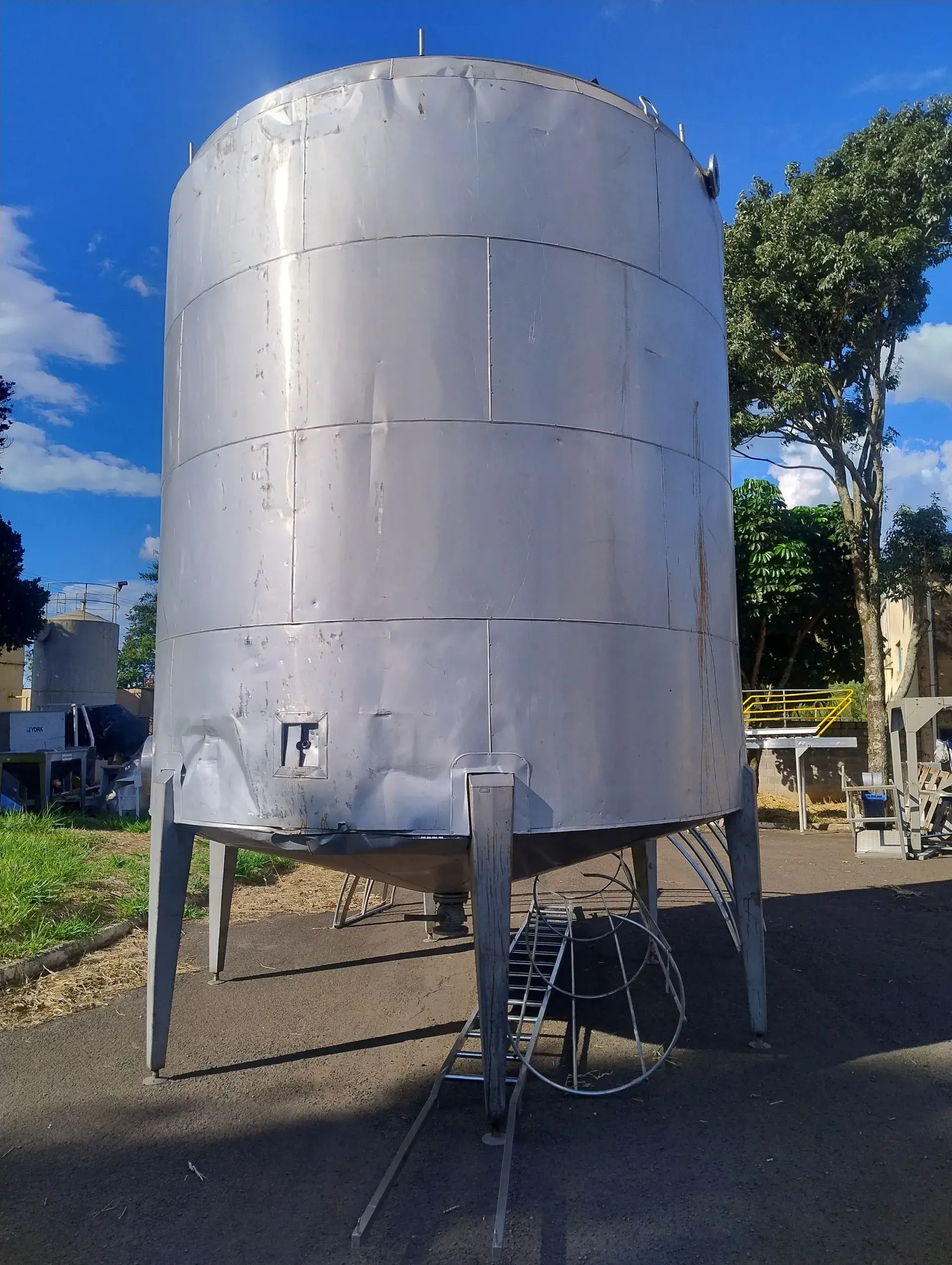 TANQUE MISTURADOR ENCAMISADO EM AÇO INOX CAPACIDADE 40.000 LITROS MARCA RECINOX