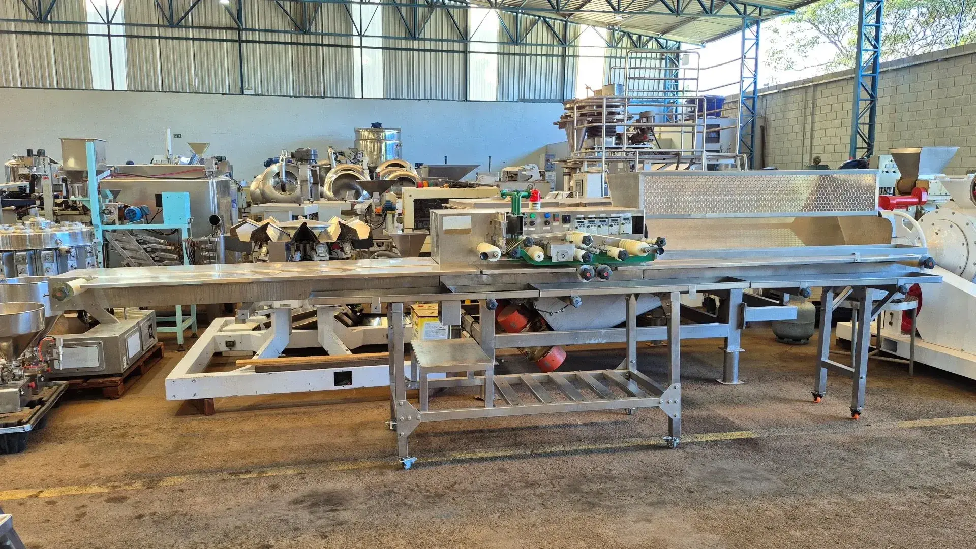 cortadora-e-recheadora-de-pao-de-alho-baguete-e-bolinha-marca-maquinas-dom