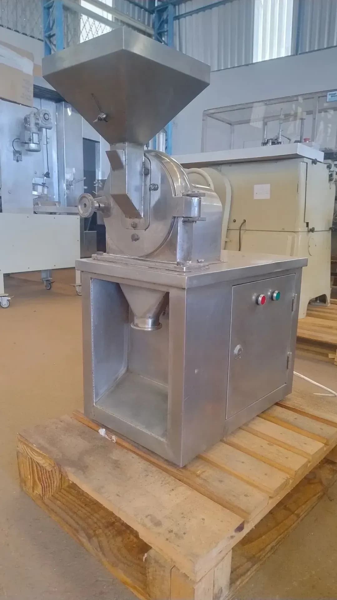 MOINHO UNIVERSAL EM AÇO INOX CAPACIDADE DE ATÉ 30 KG/HORA