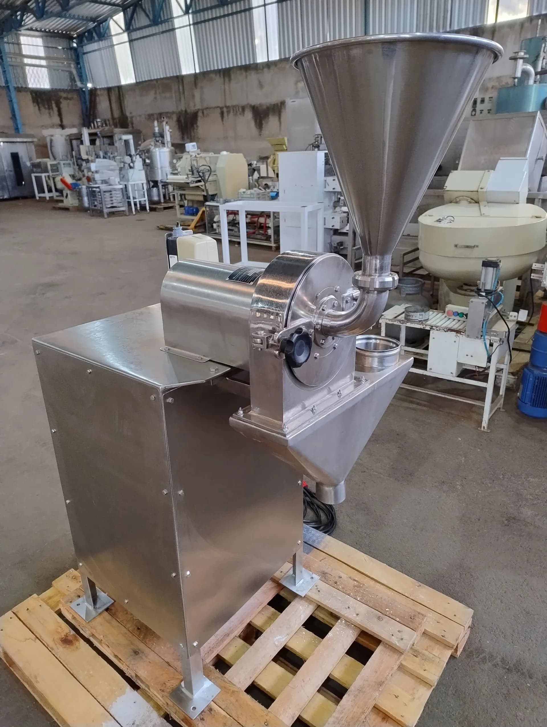 MOINHO UNIVERSAL EM AÇO INOX CAPACIDADE DE 100 A 200 KG/ HORA MARCA INCAL