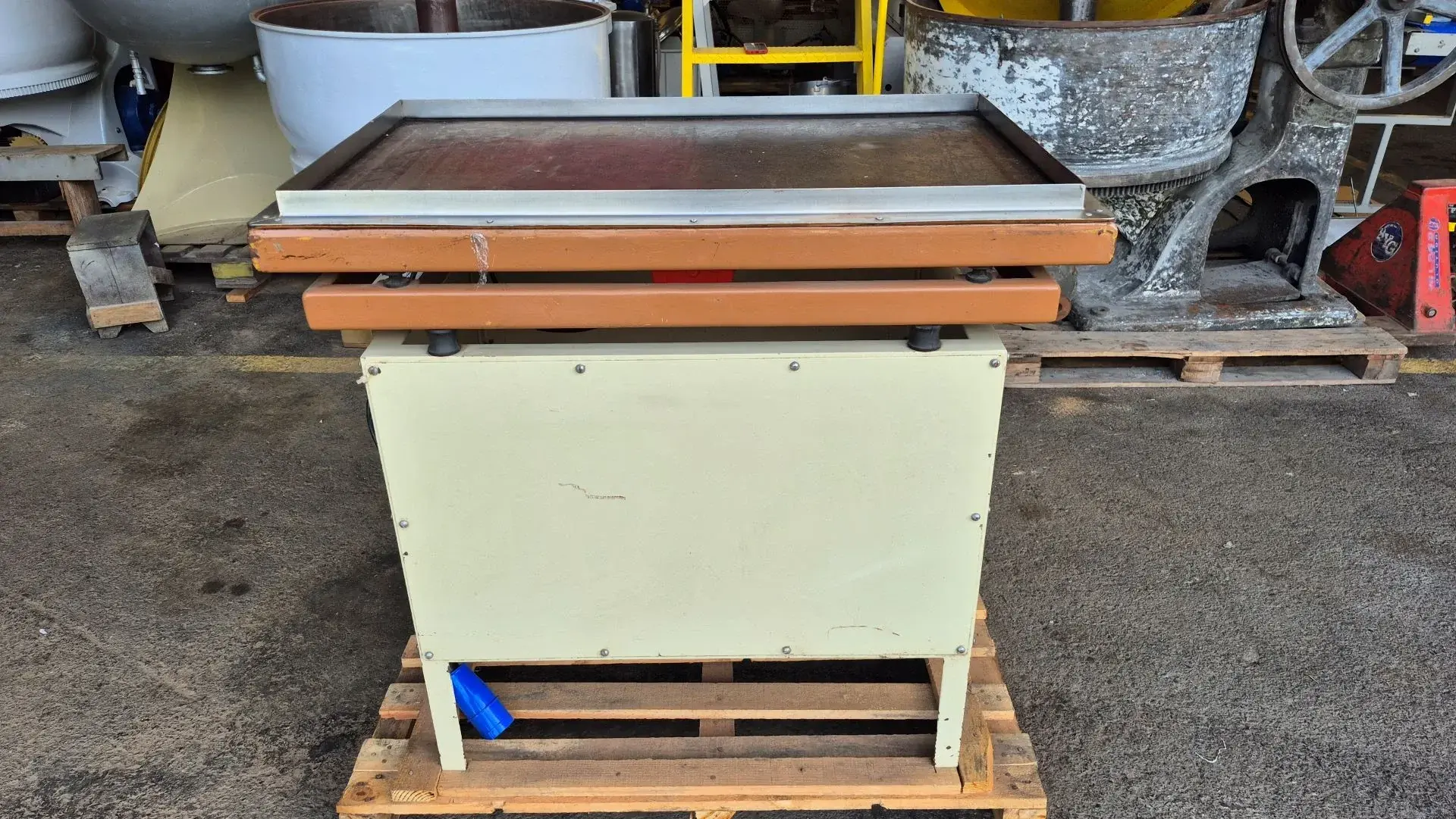 MESA VIBRATÓRIA PARA FORMAS DE CHOCOLATE