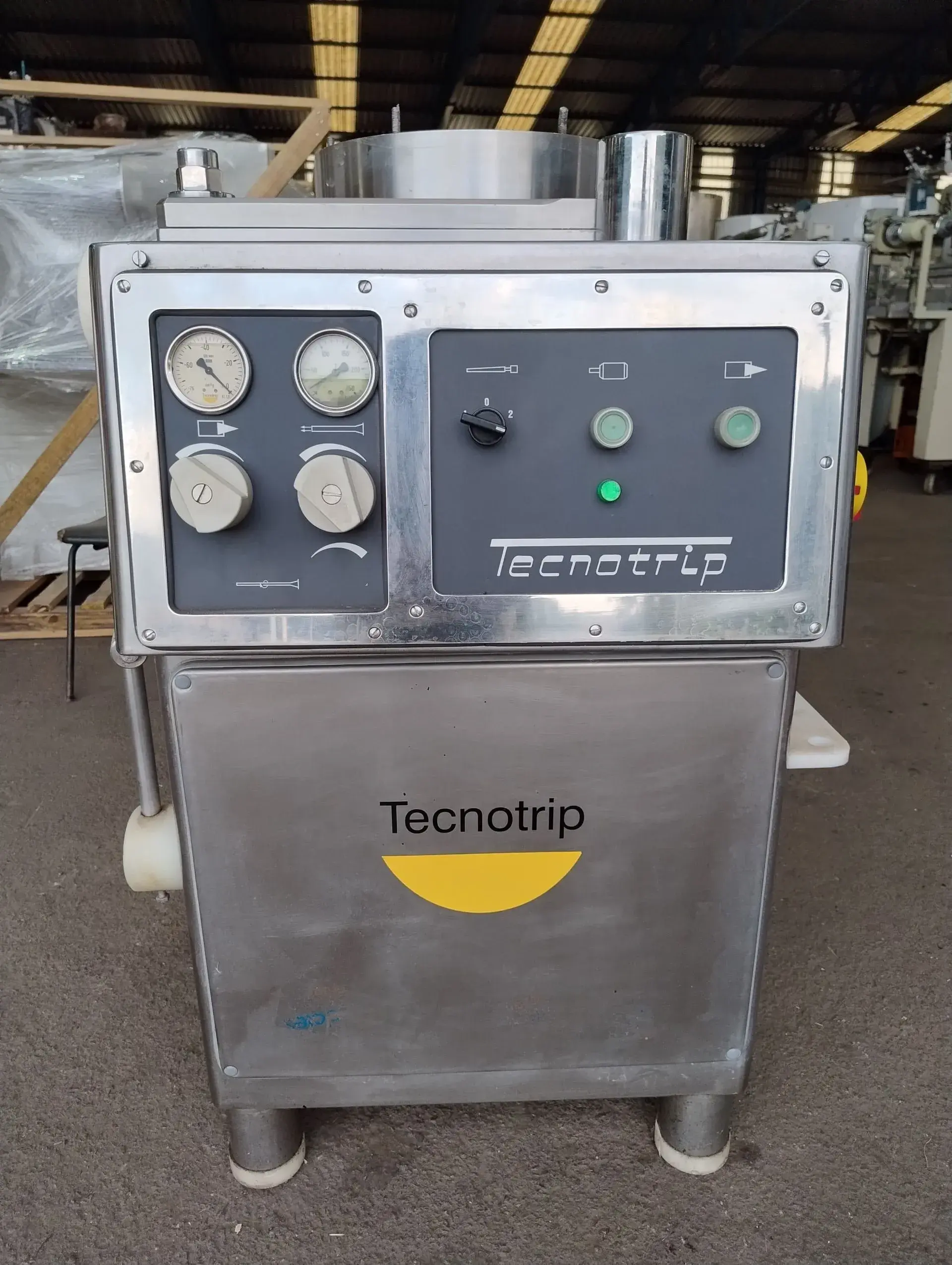 embutideira-continua-a-vacuo-marca-tecnotrip