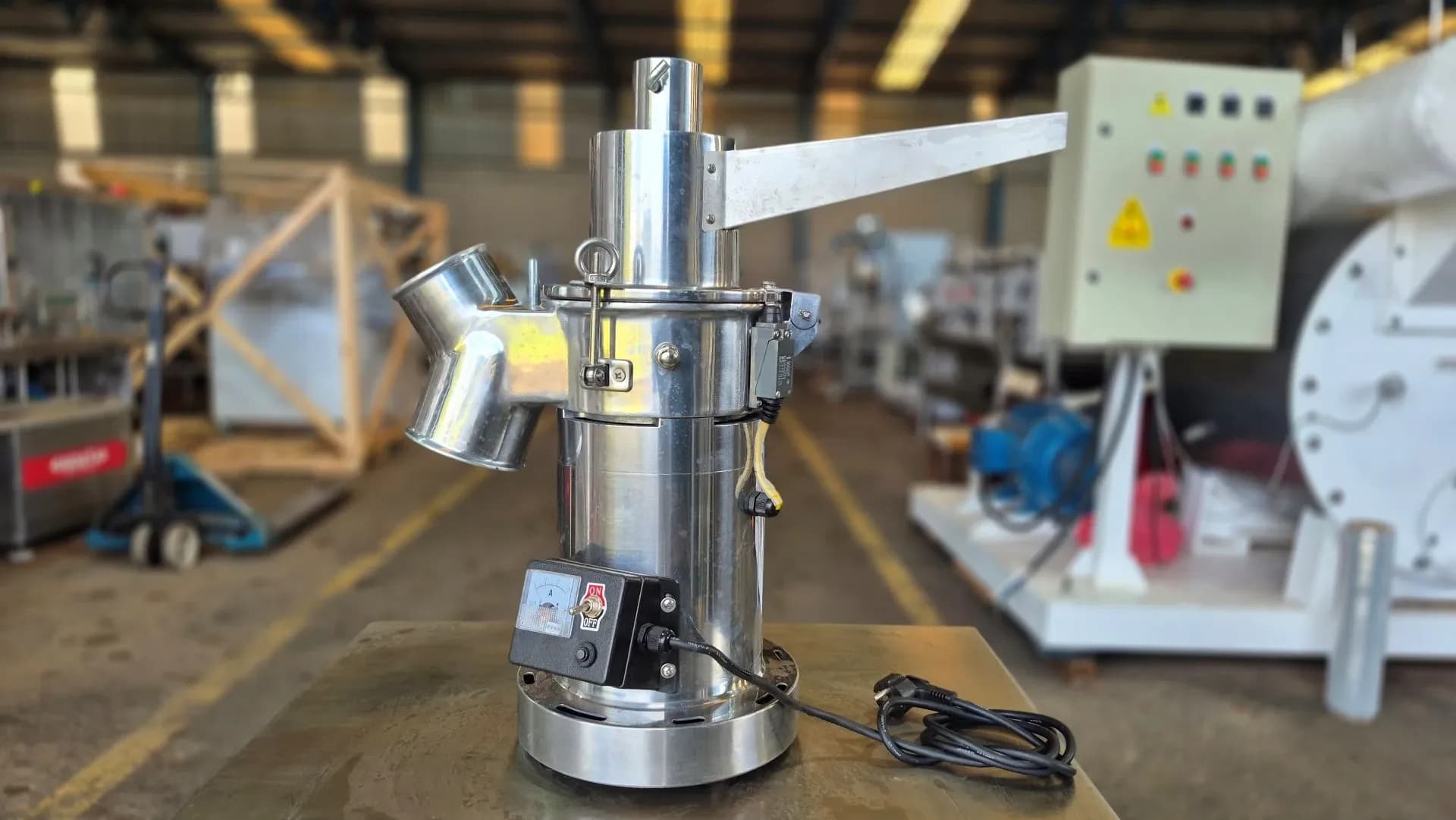 moinho-martelos-moedor-acucar-automatico-continuo-modelo-df-15-capacidade-15-kg-h