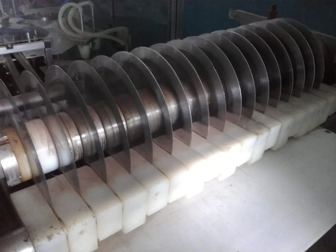 mesa-cortadora-de-doces-com-facas-rotativas