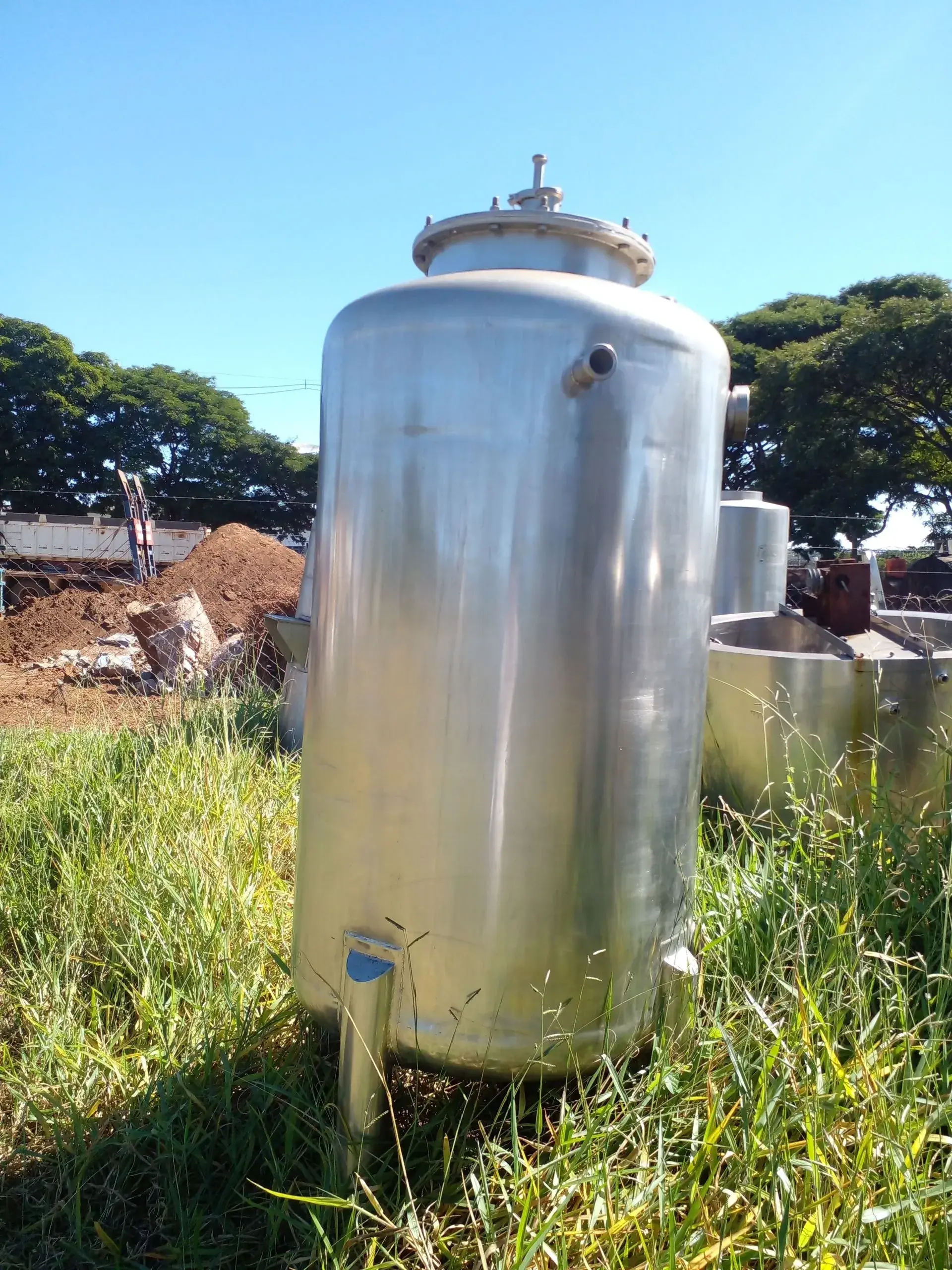 TANQUE DE ARMAZENAMENTO EM AÇO INOX CAPACIDADE 1000 LITROS