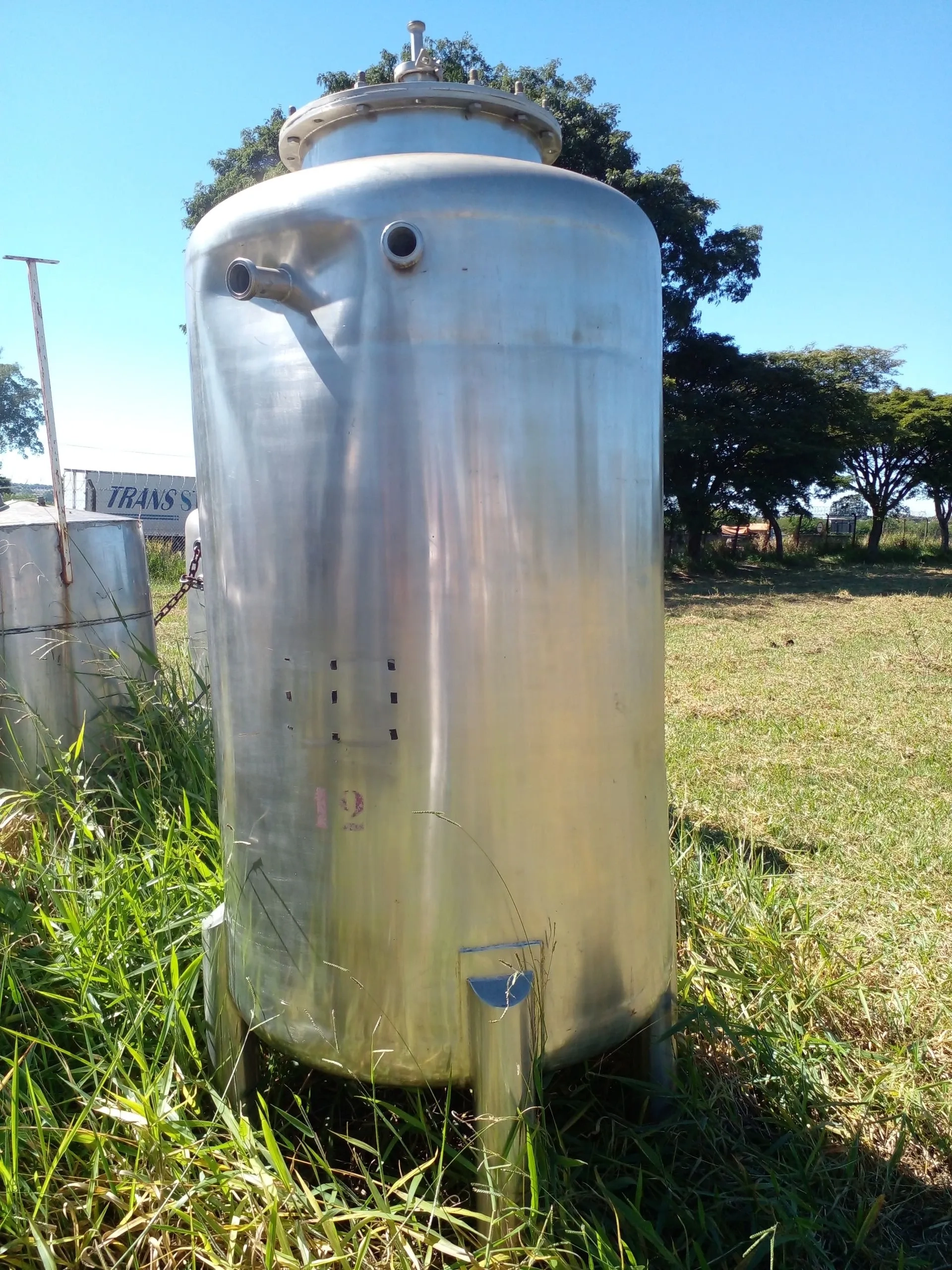 tanque-de-armazenamento-em-aco-inox-capacidade-1000-litros