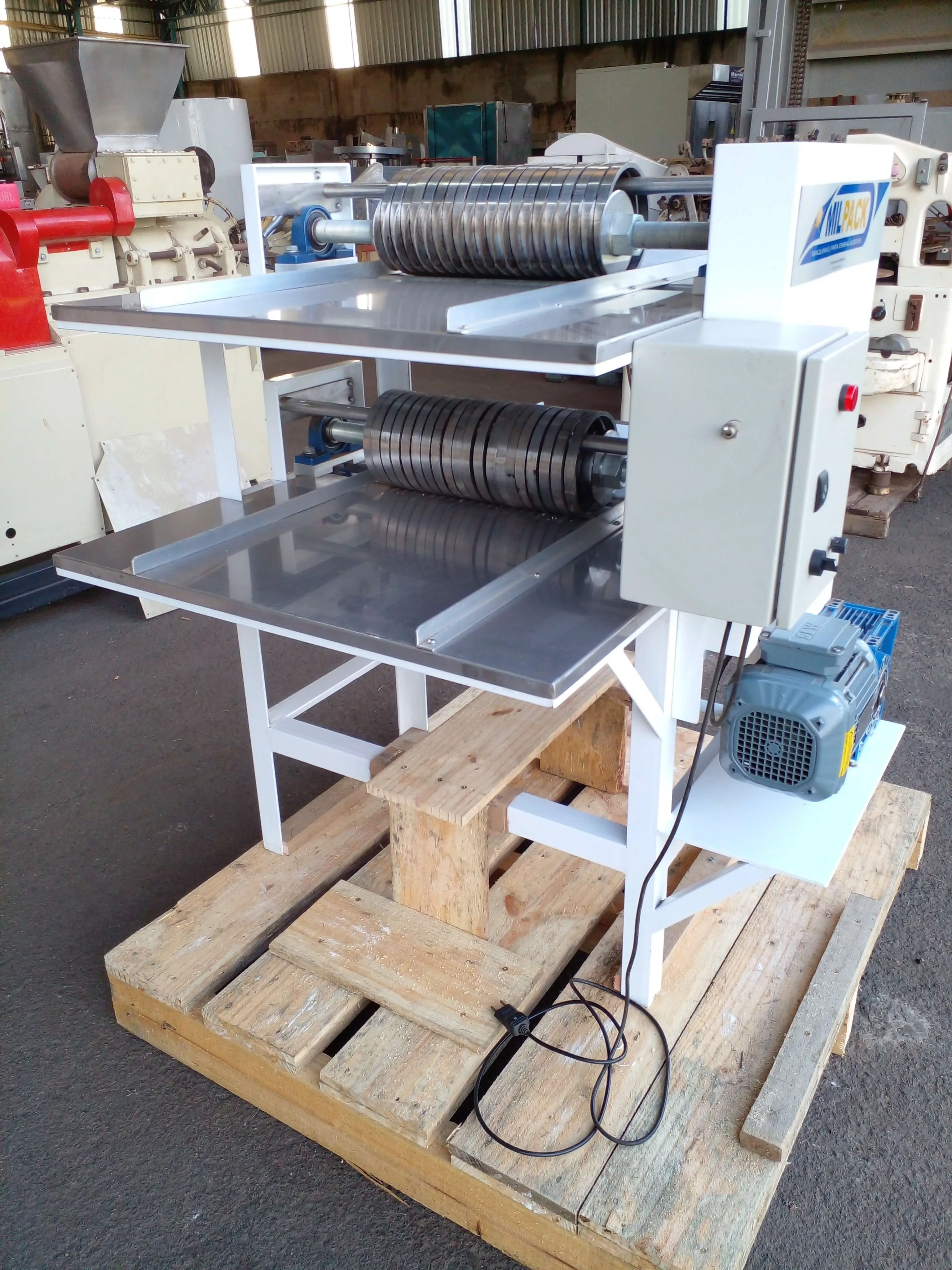 mesa-para-corte-de-doces-e-balas-marca-milpack