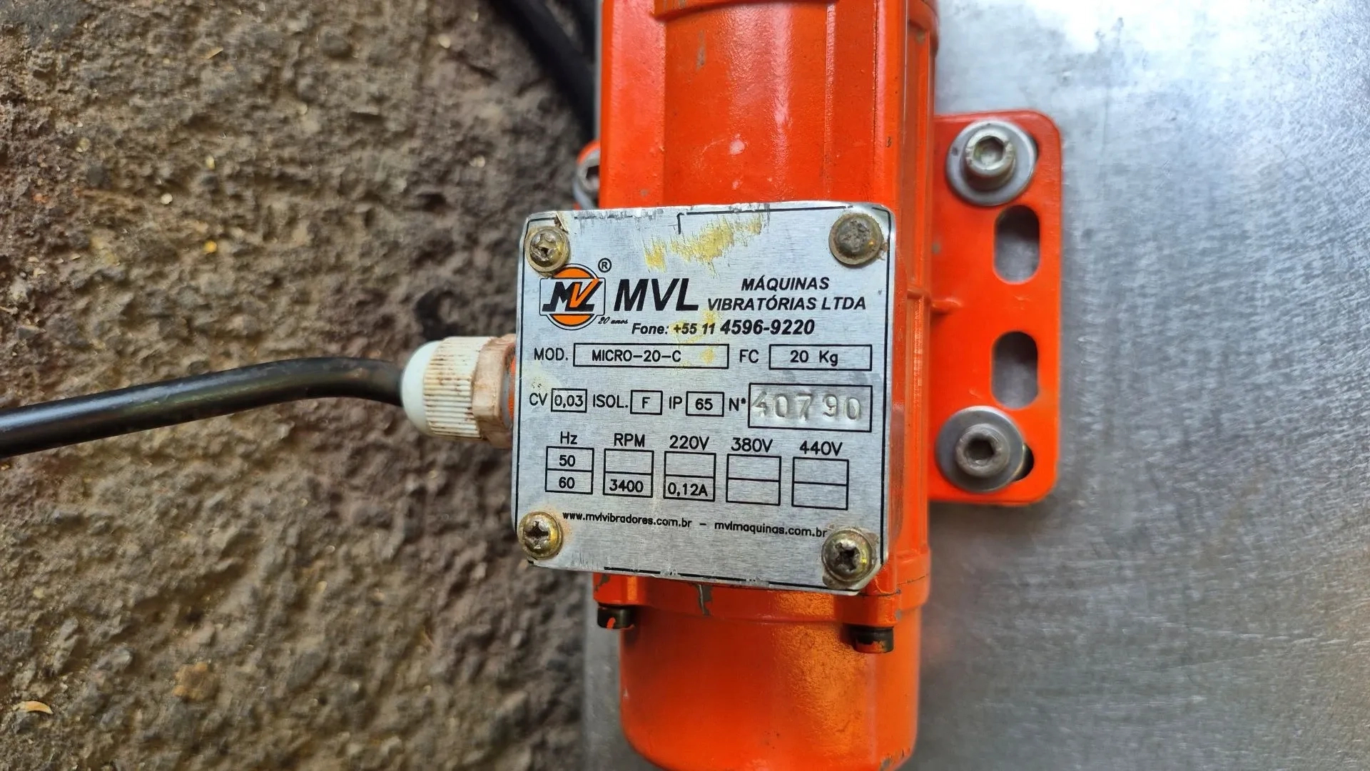 temperadeira-chocolate-com-mesa-vibrat