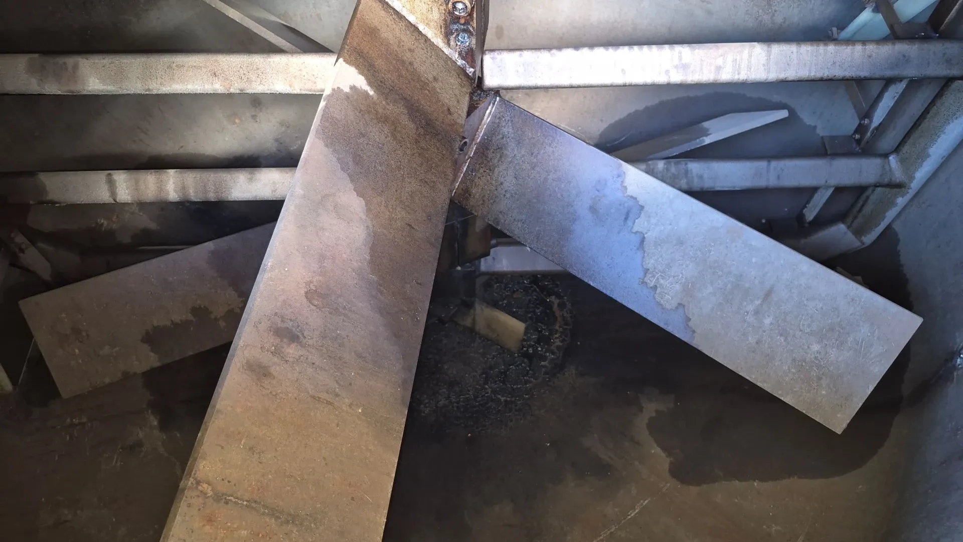 tanque-em-aco-carbono-encamisado-com-revestimento-externo-em-aco-inox