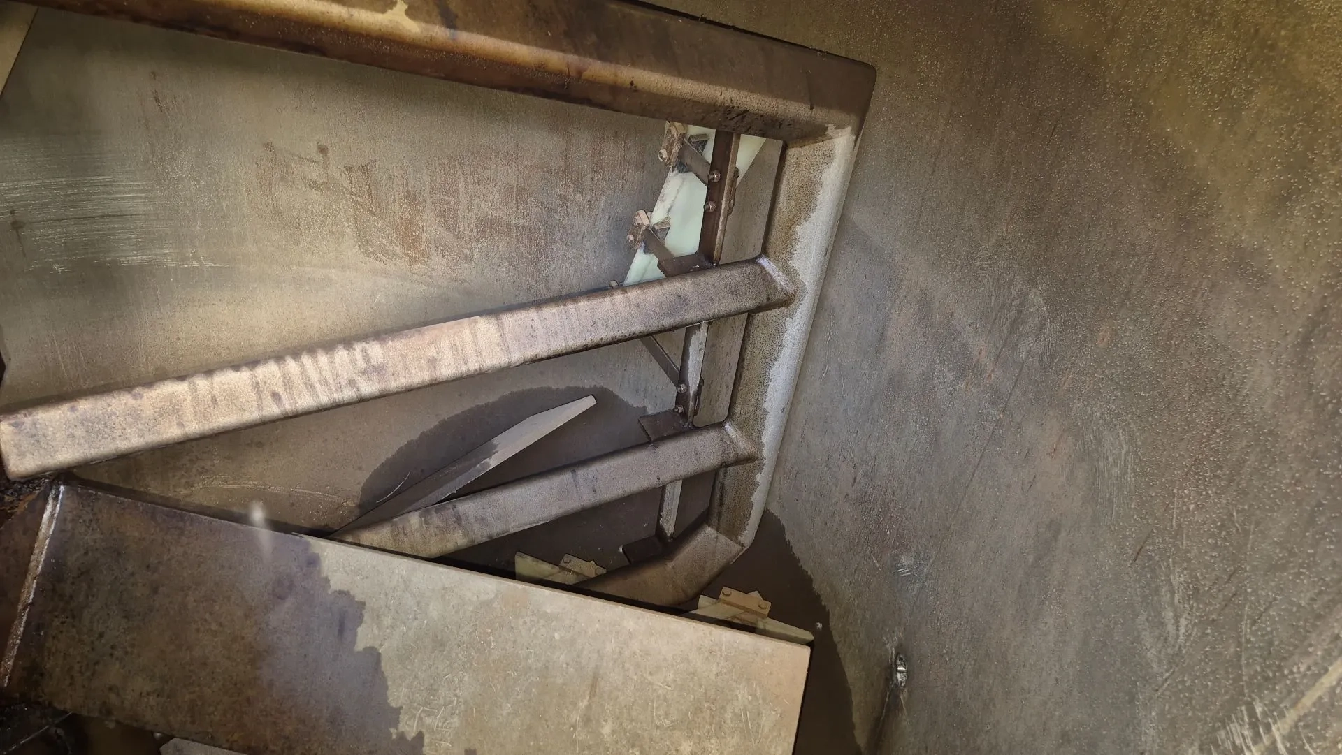 tanque-em-aco-carbono-encamisado-com-revestimento-externo-em-aco-inox