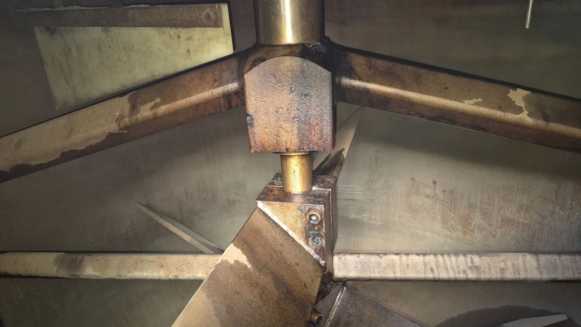 tanque-em-aco-carbono-encamisado-com-revestimento-externo-em-aco-inox