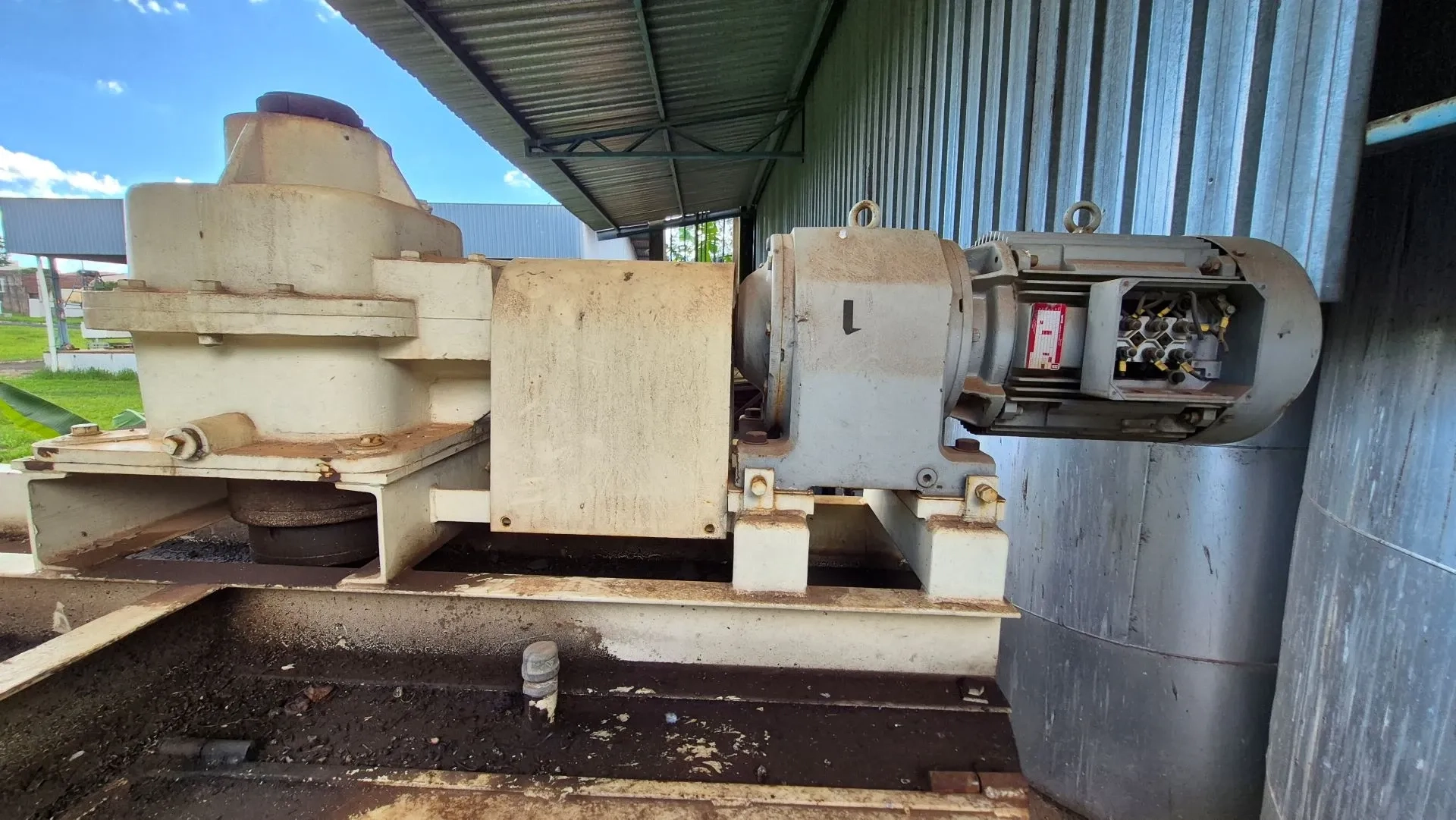 tanque-em-aco-carbono-encamisado-com-revestimento-externo-em-aco-inox