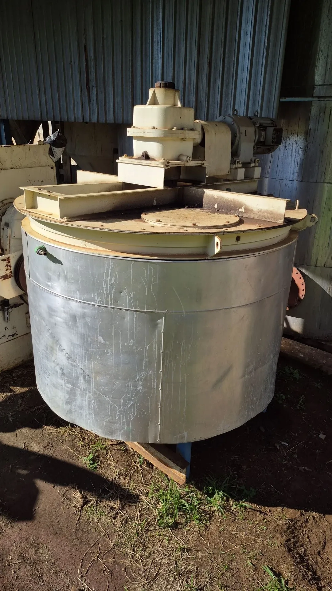 tanque-em-aco-carbono-encamisado-com-revestimento-externo-em-aco-inox