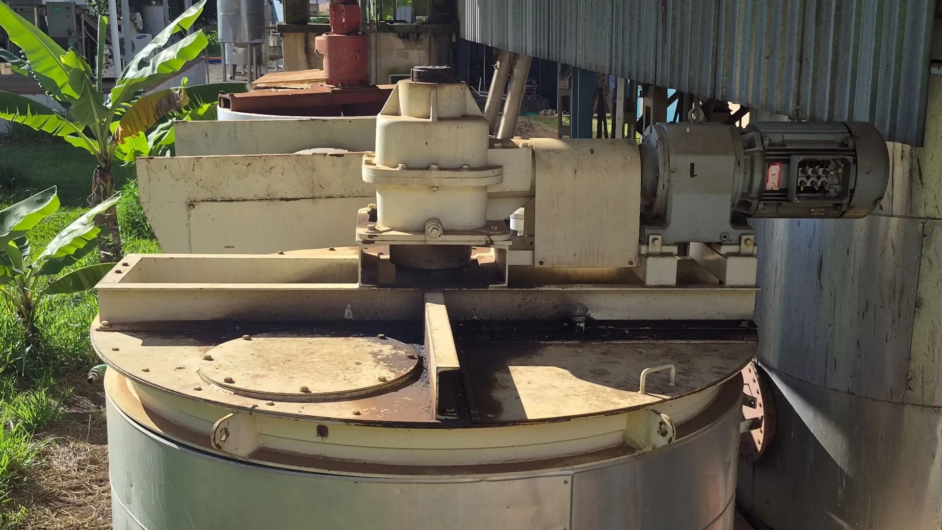 tanque-em-aco-carbono-encamisado-com-revestimento-externo-em-aco-inox