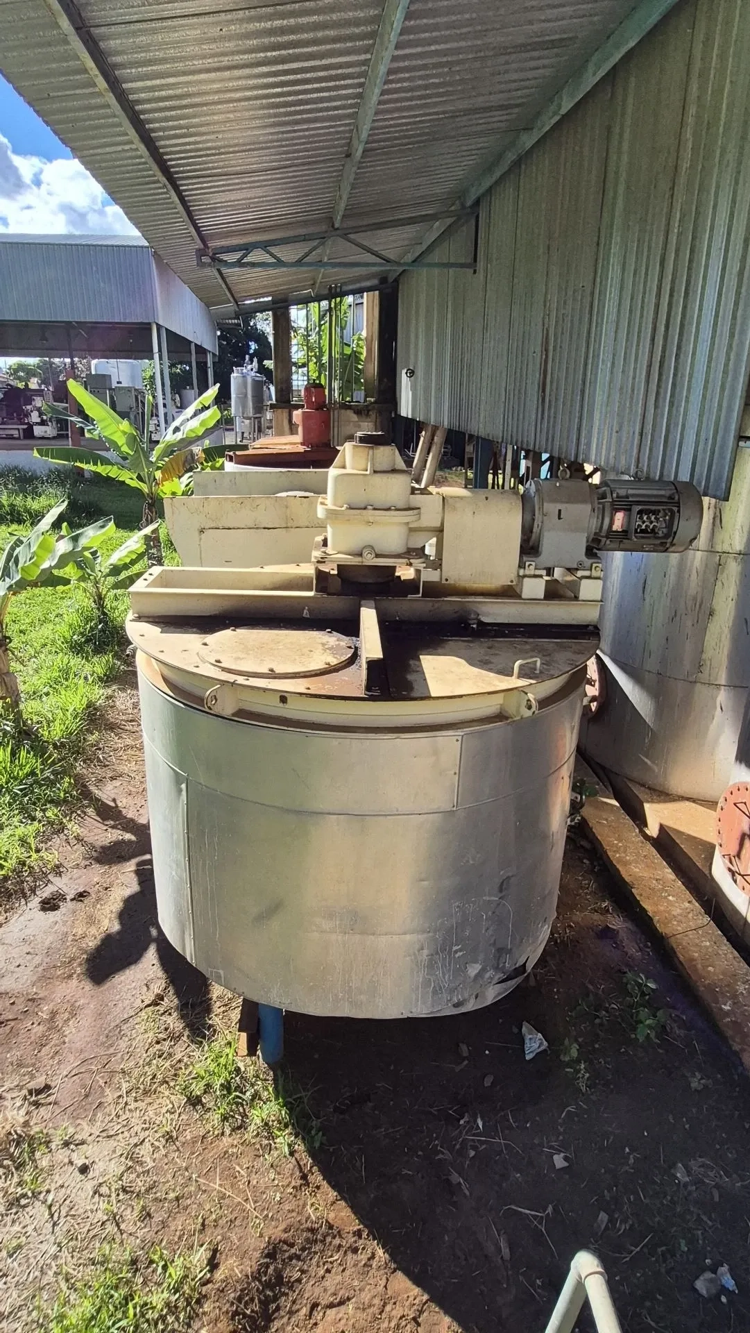 tanque-em-aco-carbono-encamisado-com-revestimento-externo-em-aco-inox