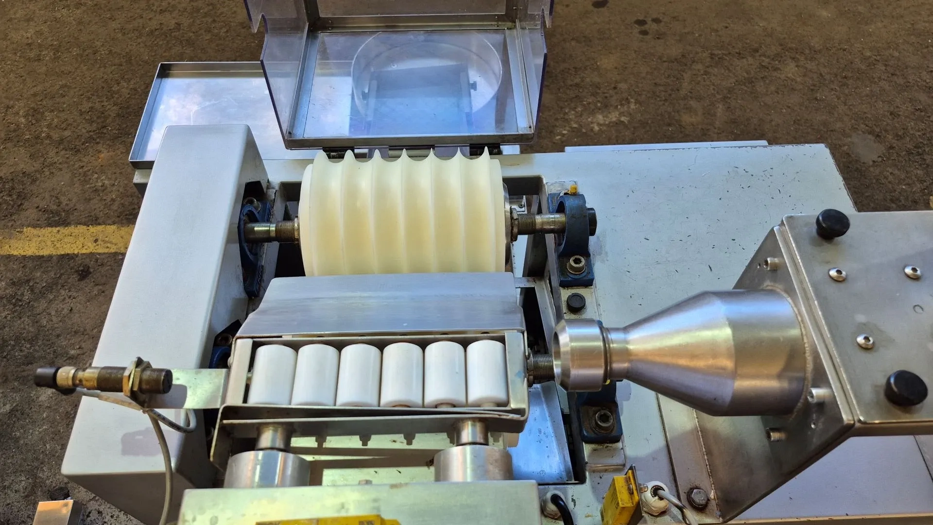 boleadora-modeladora-de-massas-e-doces-macicos-marca-limaq